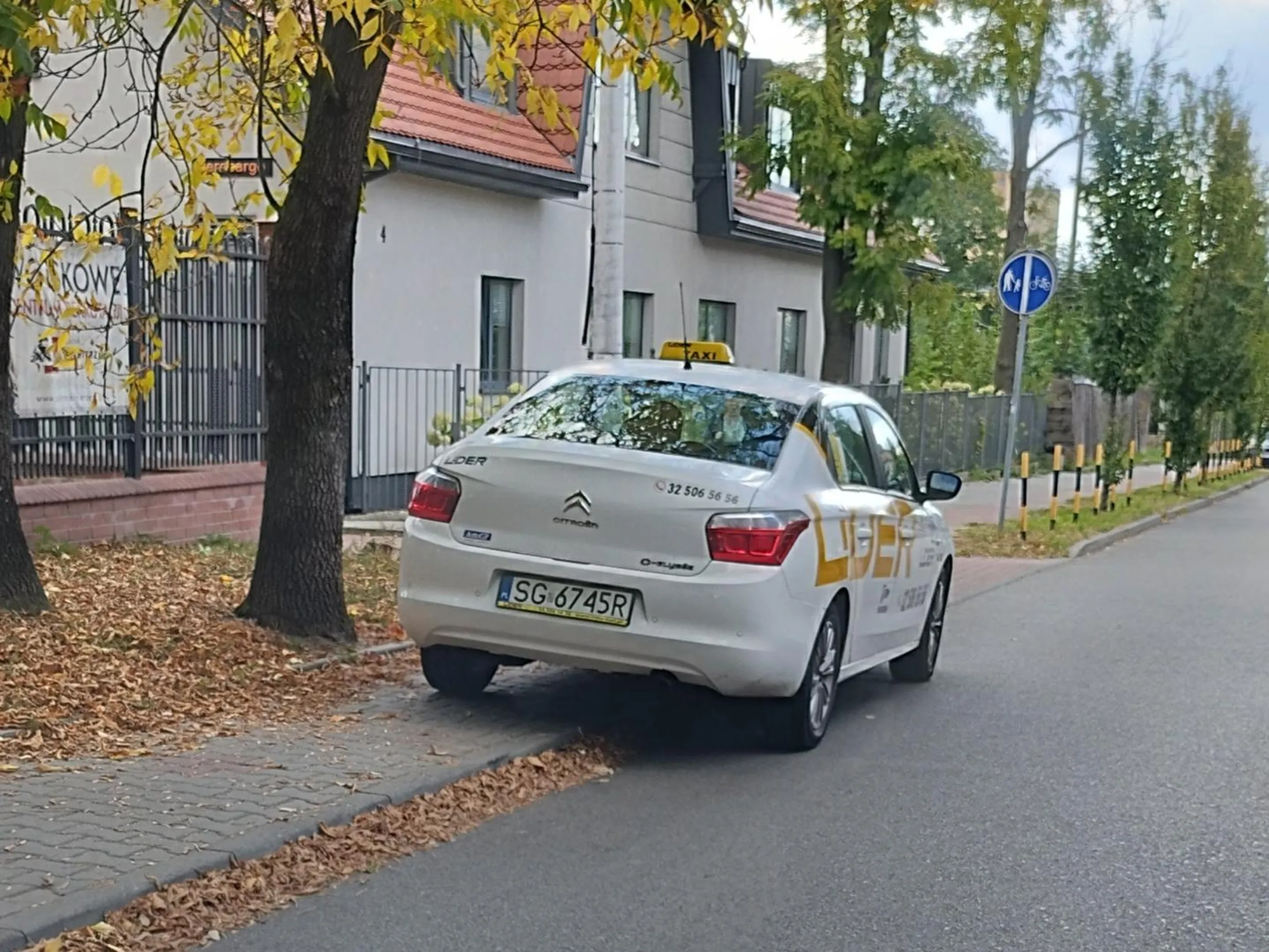 Taxi... To może zablokować cały chodnik.