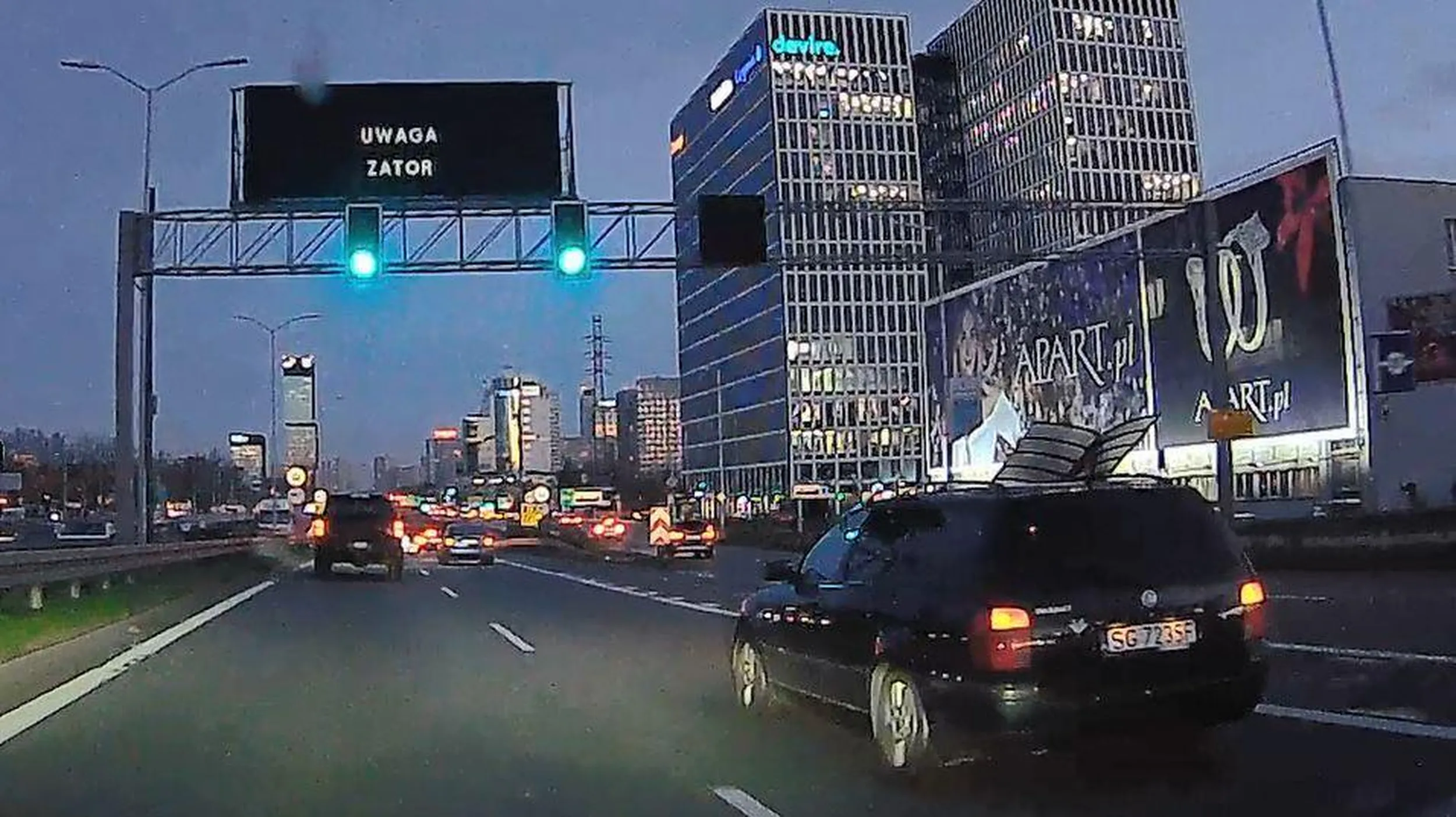 Zmiana pasa nie po linii ciągłej i nie pod koła innego pojazdu przerasta tego gliwickiego parobka.