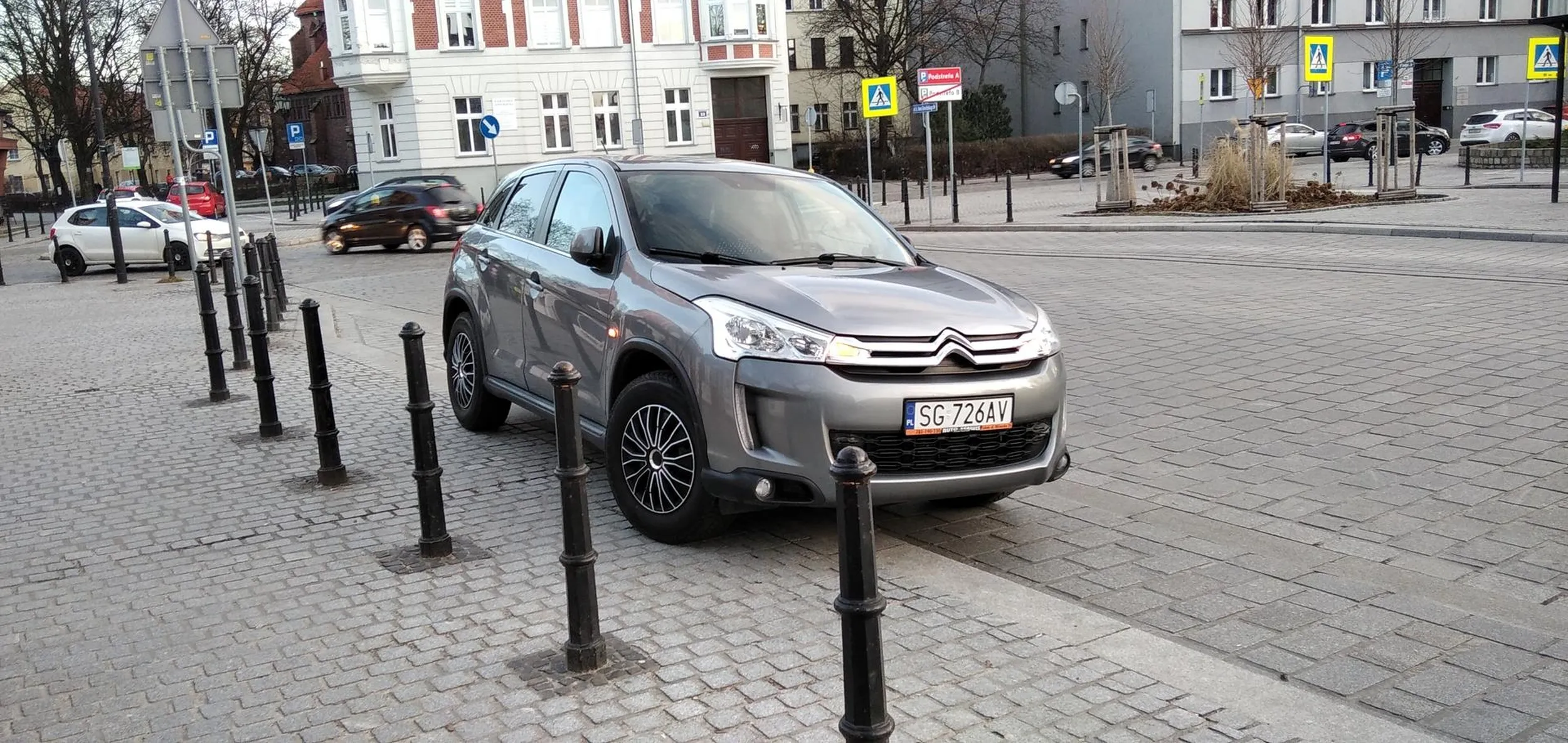 Właściciel uważa, że przystanek autobusowy to idealne miejsce na parkowanie.