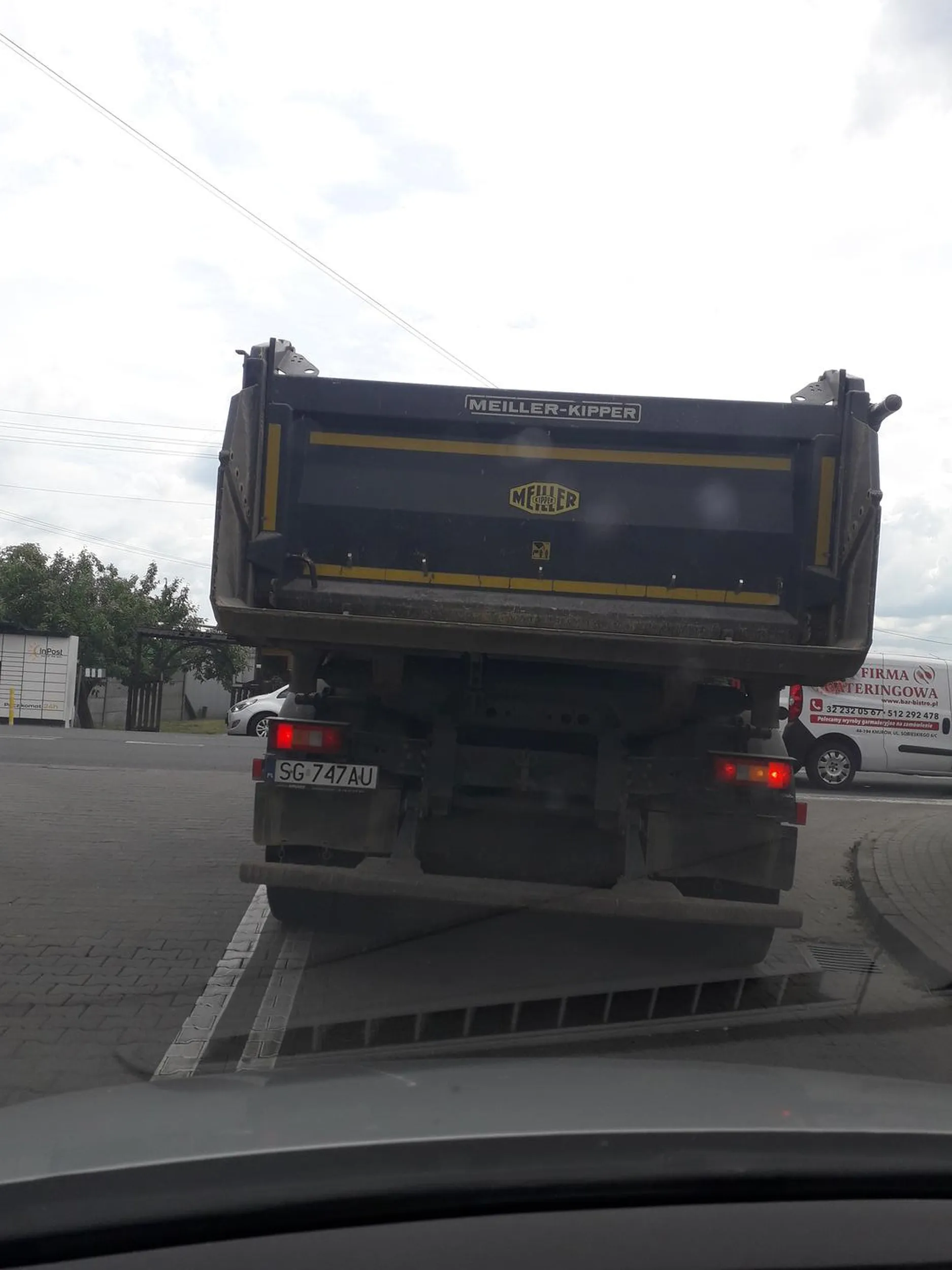 Na drodze  powstancow slaskich gierałtowice gdzie jechac mozna 20 na godzinę  pędził chyba ze 100 wynikając ciąg aut zaparkowanych przed cukiernia przy drodze wrąbał by we mnie która pomału wyjezdzalam z posesji z dzieckiem tyłem dobrze że szybko zdążyłam uciec mu do przodu. Pojechałam z piratem drogowym nakrzyczalam przez okno że tu 20 ograniczenie i zrobiłam zdjęcie. Do pirata na tej drodze dzieci jeżdżą do z szkoły na rowerach !