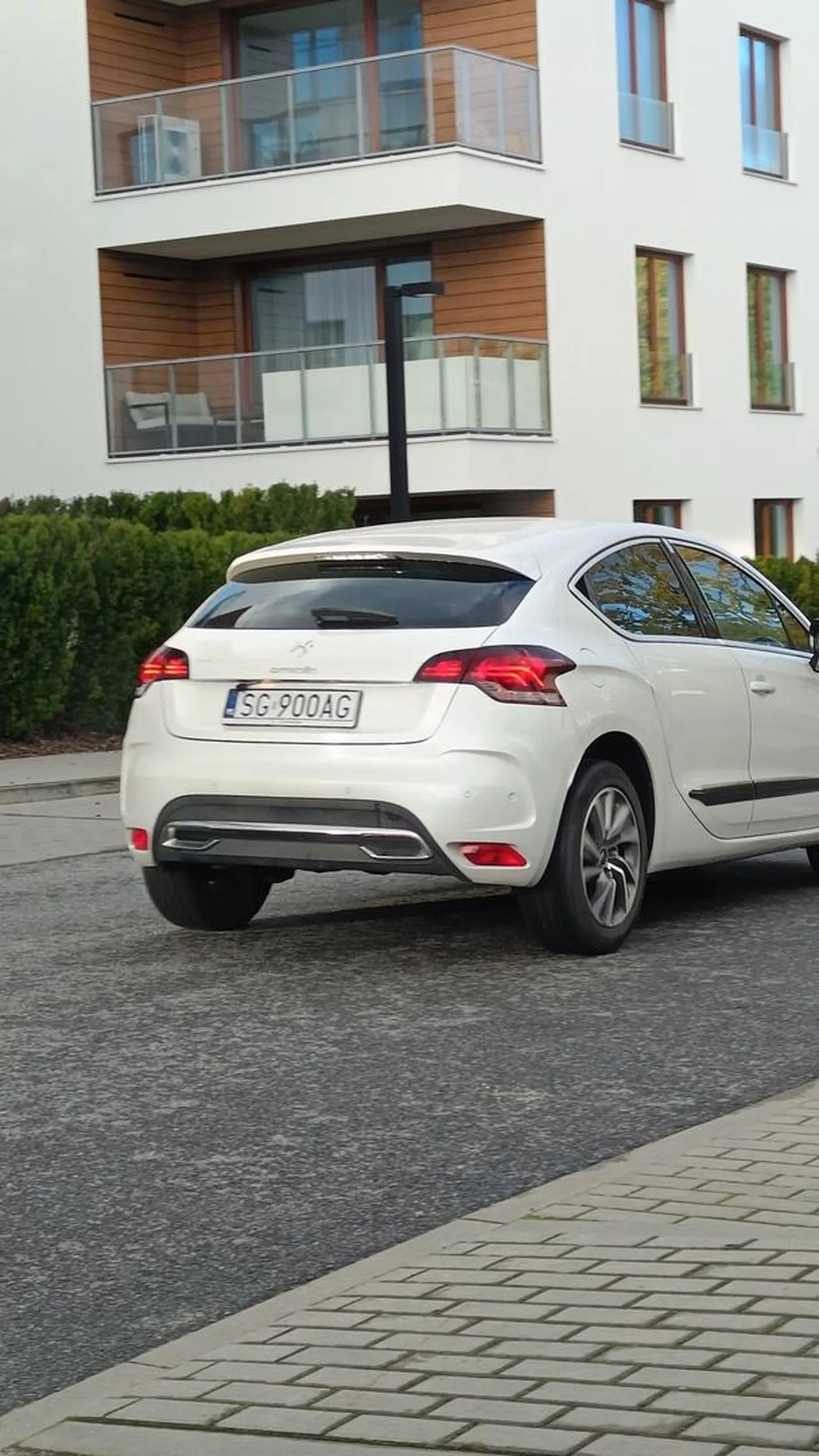 Na parkingu otworzyła drzwi prosto w moje drzwi, 0 reakcji , pojechała w pizdu ?
