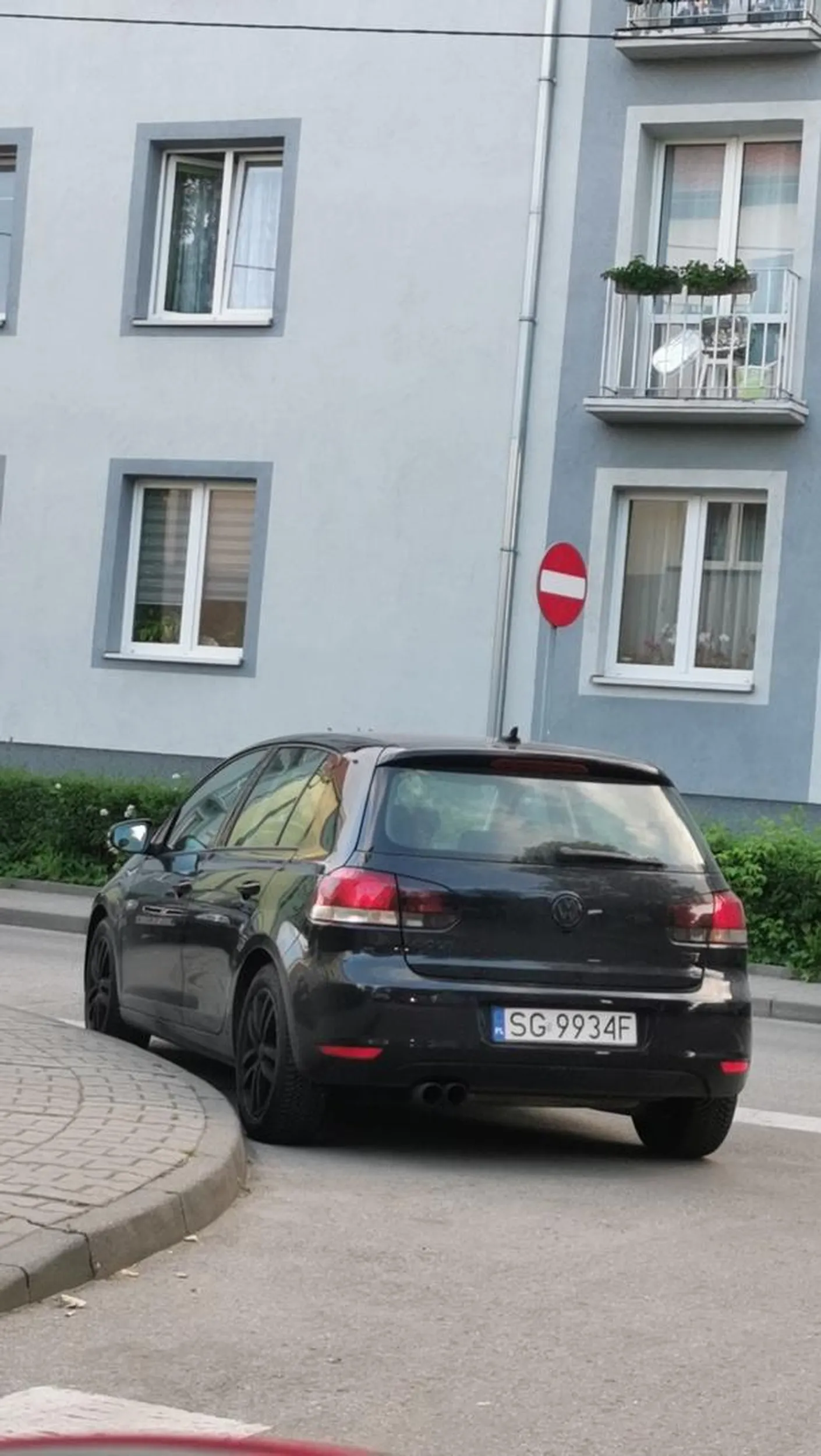 Kierowca zablokował przejazd na ulicy Asnyka