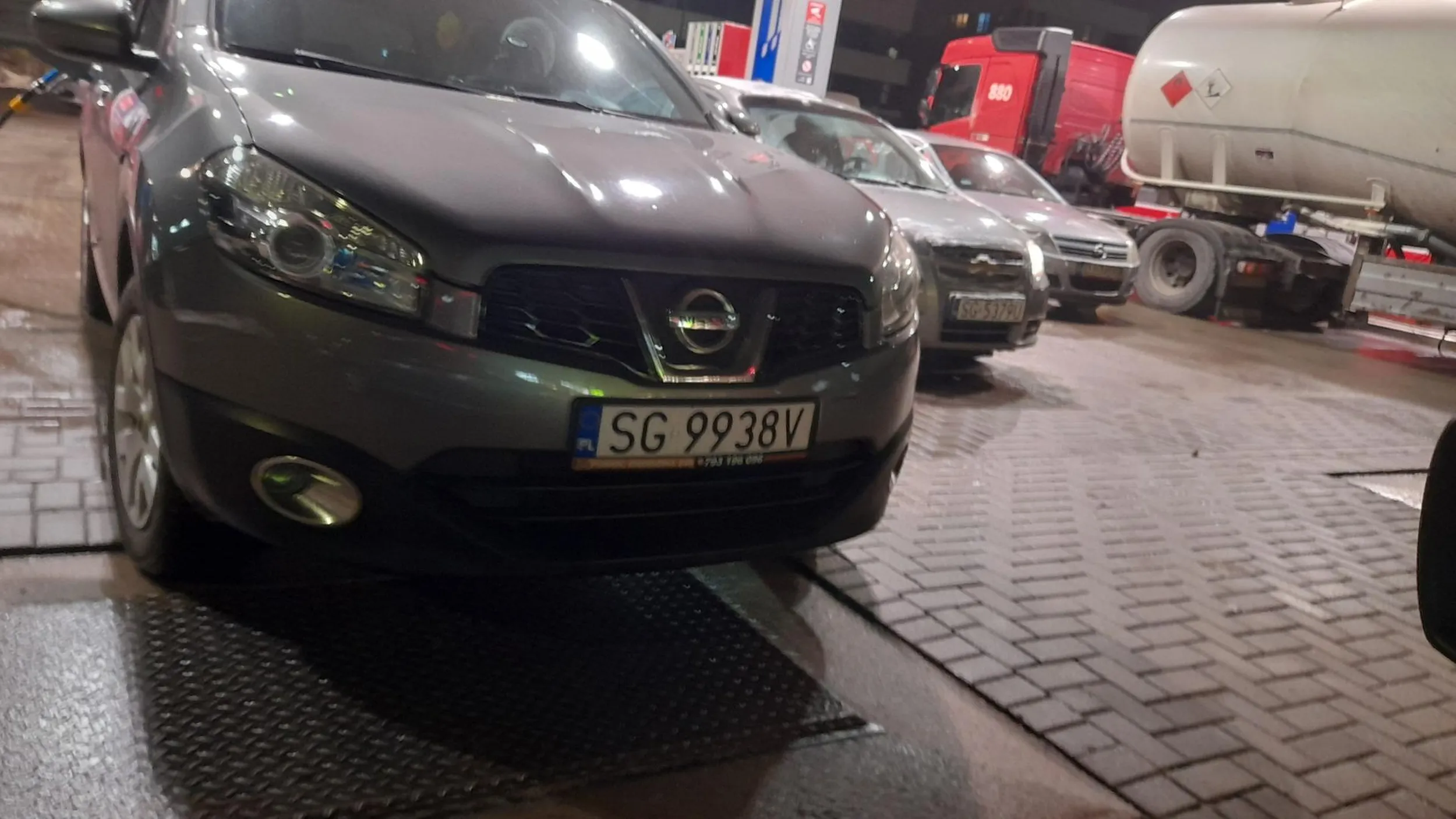 Koleś zajezdza przed.dustrybutorem w taki sposób żeby zablokować drugie auto bo musi sie wcisnąć i zatankować swoje. Chamski i niegrzeczne kierowca