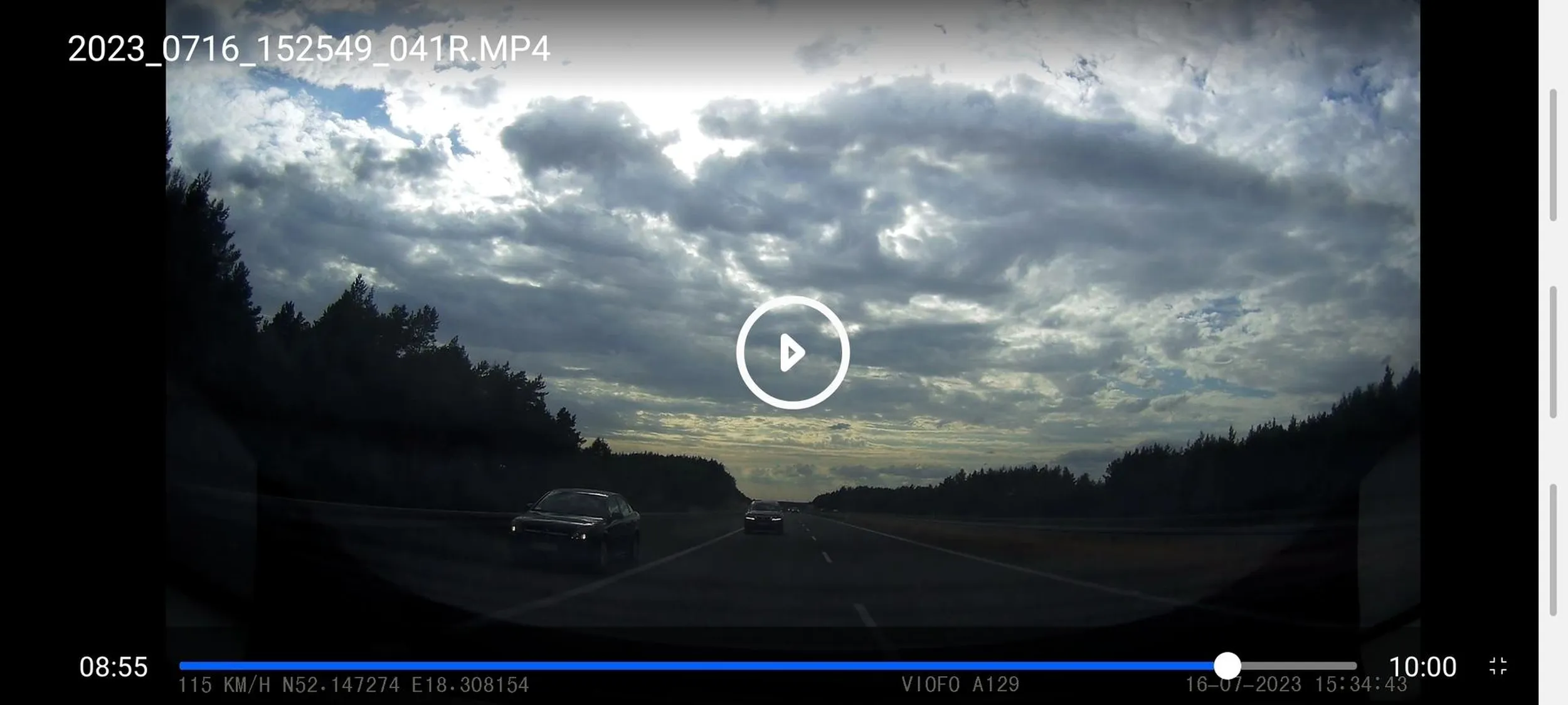 Absolutny psychopata, wyprzedza ciąg samochodów poboczem mimo nawet gdy lewy pas jest wolny!