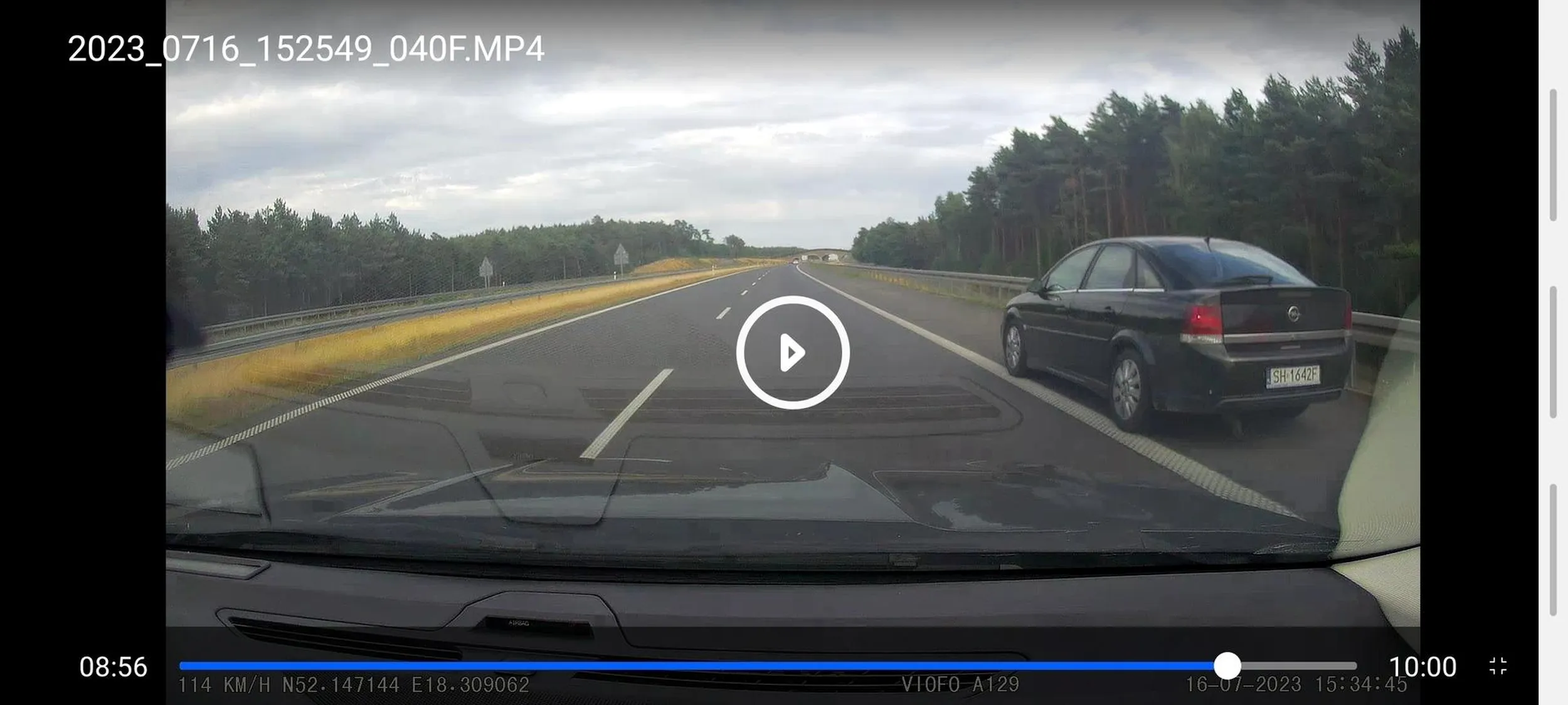 Absolutny psychopata, wyprzedza ciąg samochodów poboczem mimo nawet gdy lewy pas jest wolny!