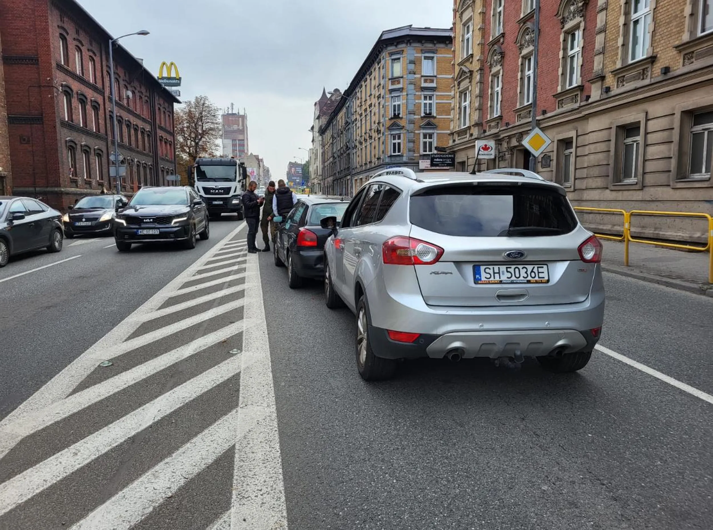 Pani rozpierdolila mi samochód.