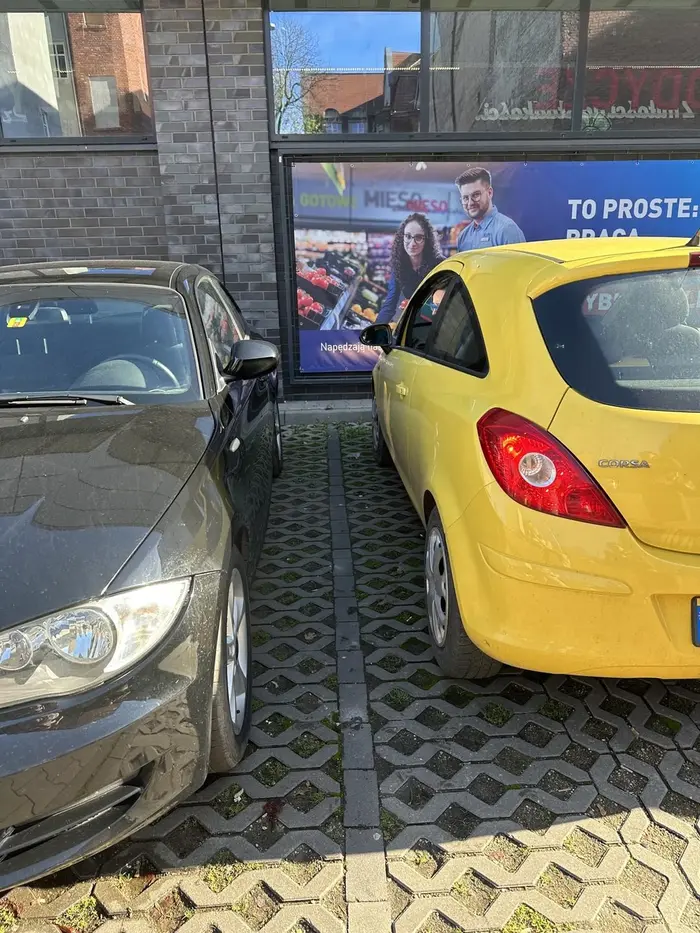 Kobieta na parkingu otwierając drzwi swojego auta uderzyła mocno w nasze ( mówiąc ze mało miejsca jest a było dużo) po czym, gdy ja wolalismy uciekła, bezczelna, niewychowana, obrażała mnie ze względu na młody wiek, nie potrafiła nawet powiedzieć przepraszam.