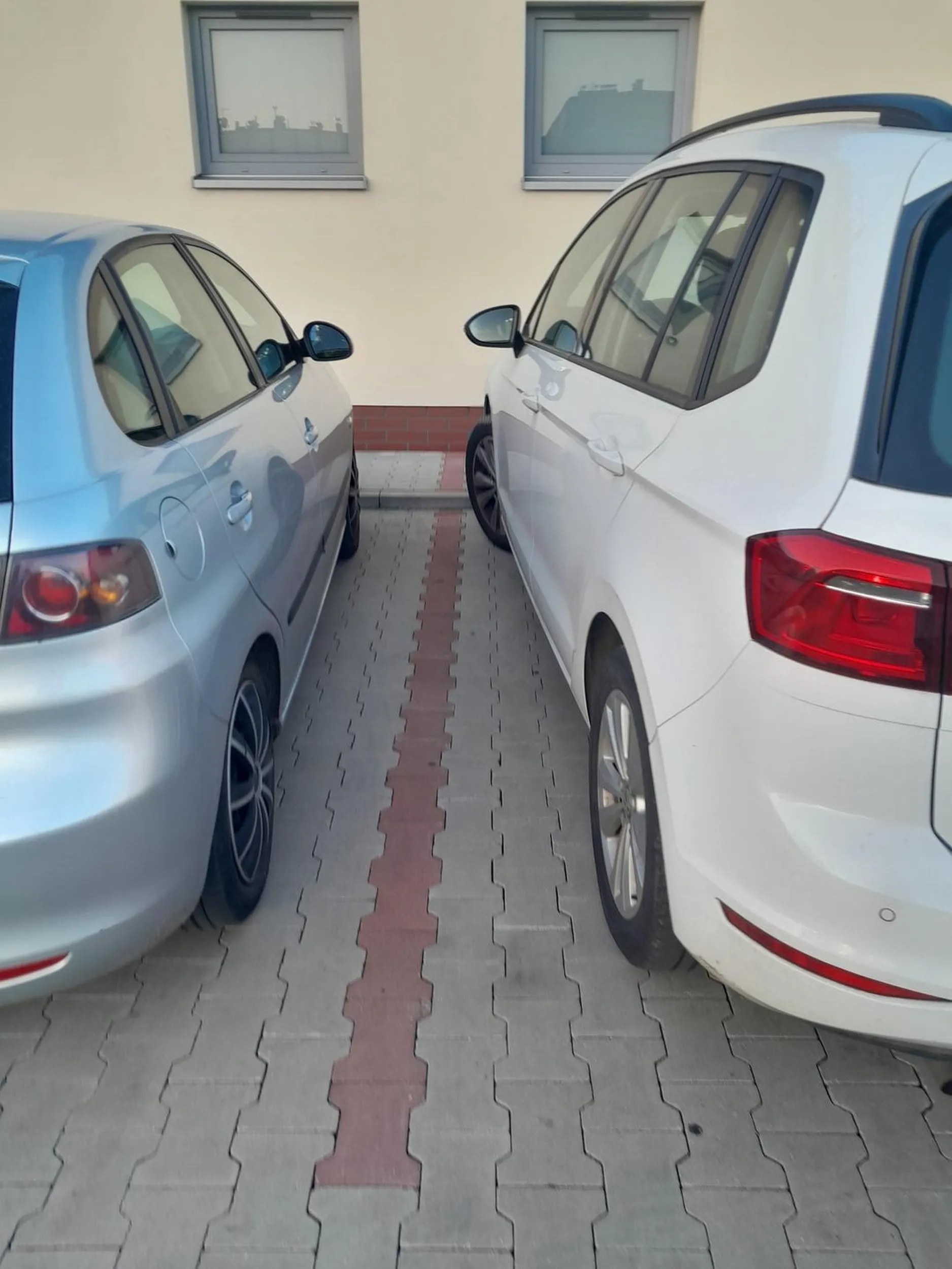 Nie bede nic sugerowal ale pani blondynka miala pol parkingu wolnego, a stanela tak ze średnio z wyjsciem