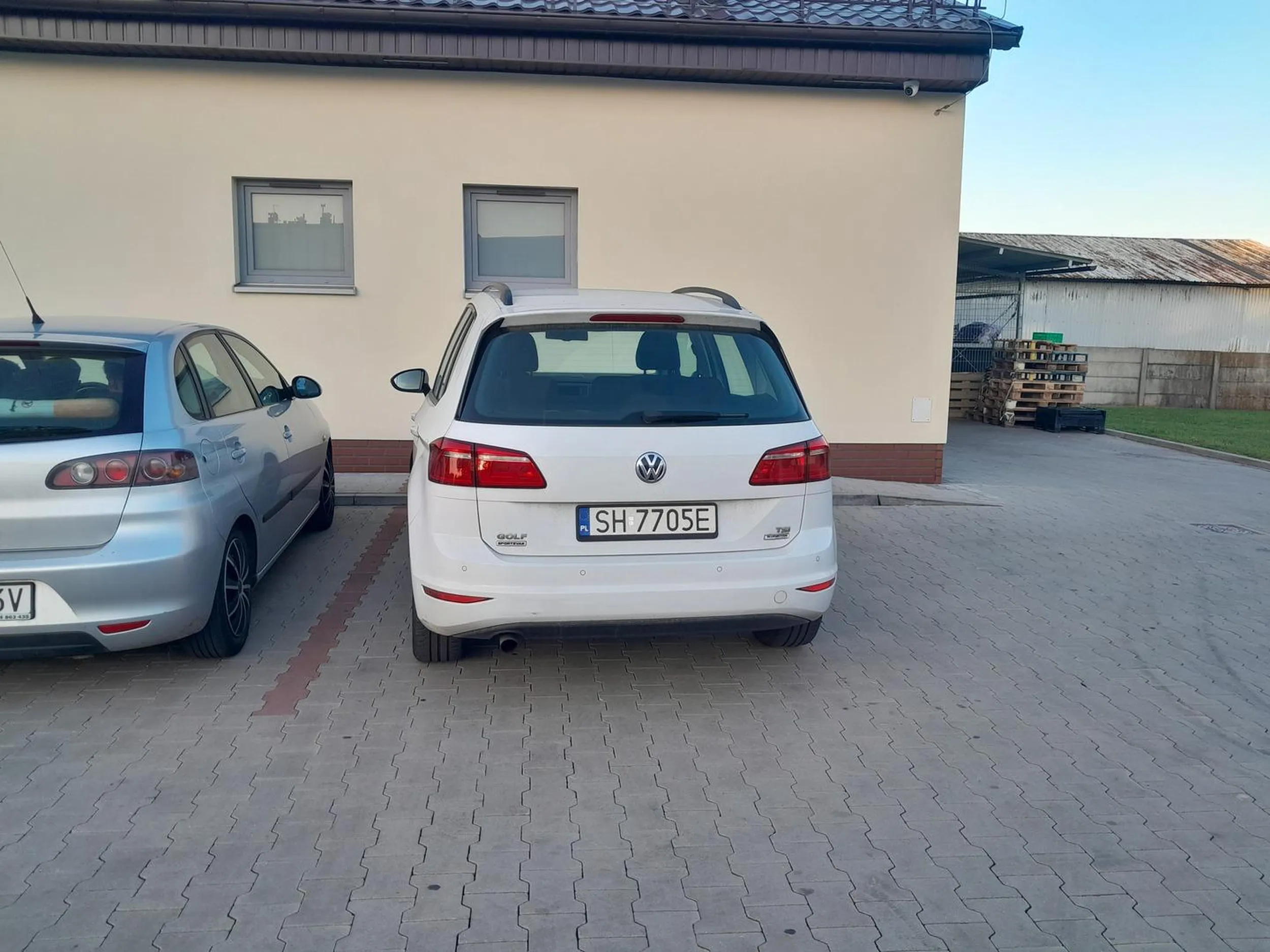 Nie bede nic sugerowal ale pani blondynka miala pol parkingu wolnego, a stanela tak ze średnio z wyjsciem