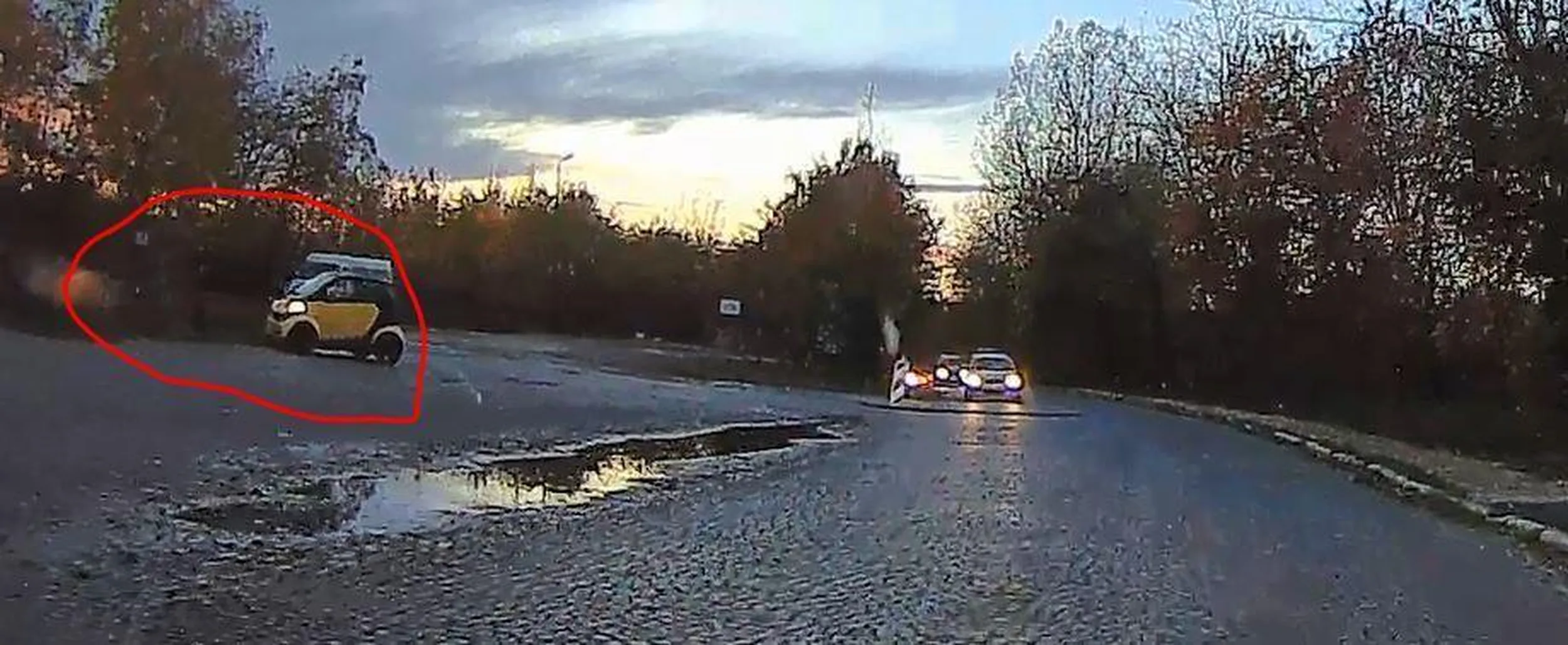 Prostak leje na środku drogi w Katowicach. Nieważne, że ma krzaki obok, że 500 m obok jest stacja paliw, 500 m w drugą stronę dwie kolejne. Normalnie frontem do jezdni.