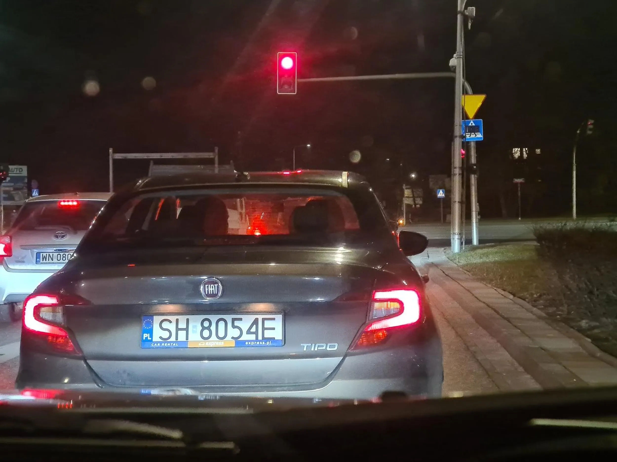 Jeździ jak burak i trombi na ludzi. Jedzie, hamuje, wyprzedza, za chwilę rezygnuje nie wiadomo o co gościowi chodzi i kto mu dał prawko.