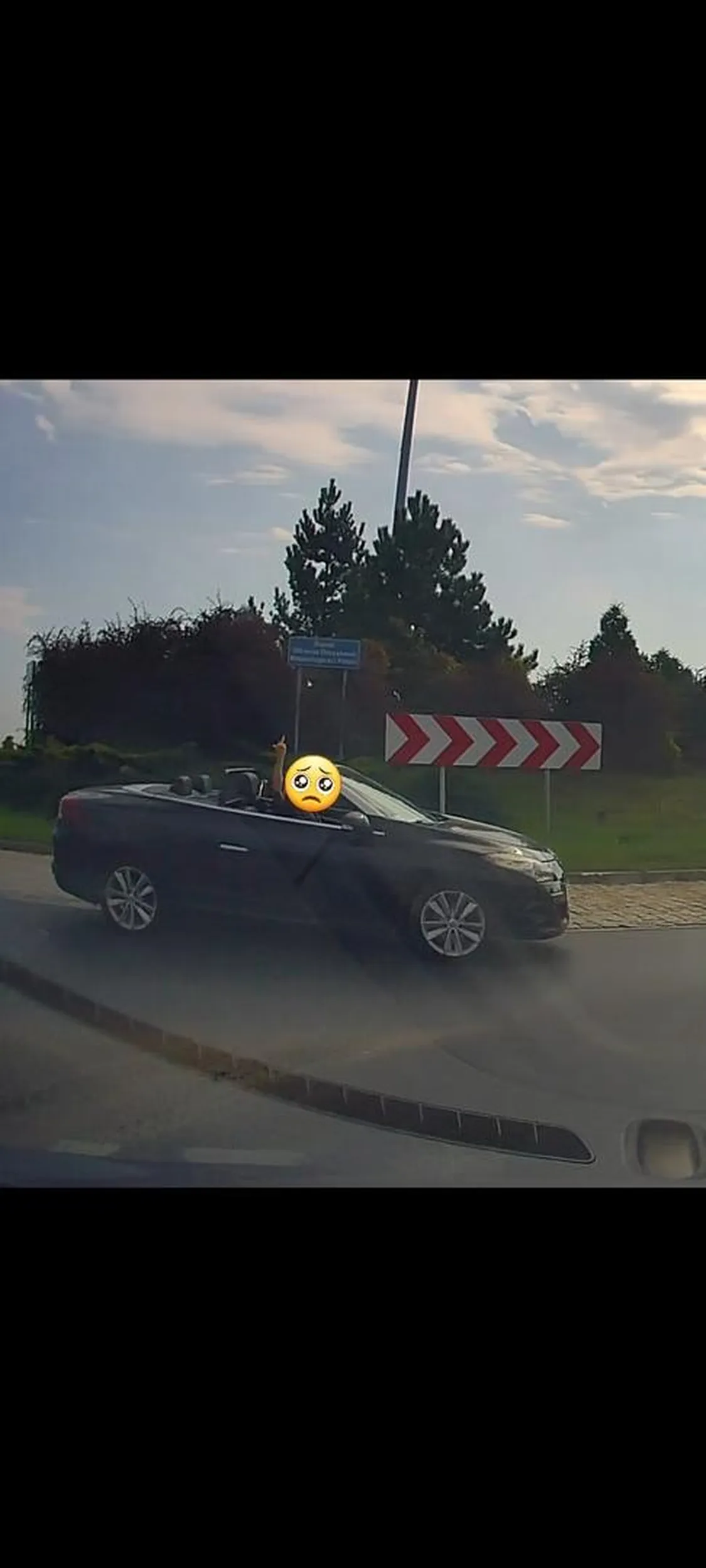 Chłop jeździ Meganką w combi i pokazuje fakena ludziom wkoło. Przy próbie rozmowy ucieka jak ostatnia sierota. Więcej odwagi, drogowy bohaterze. ??‍♂️