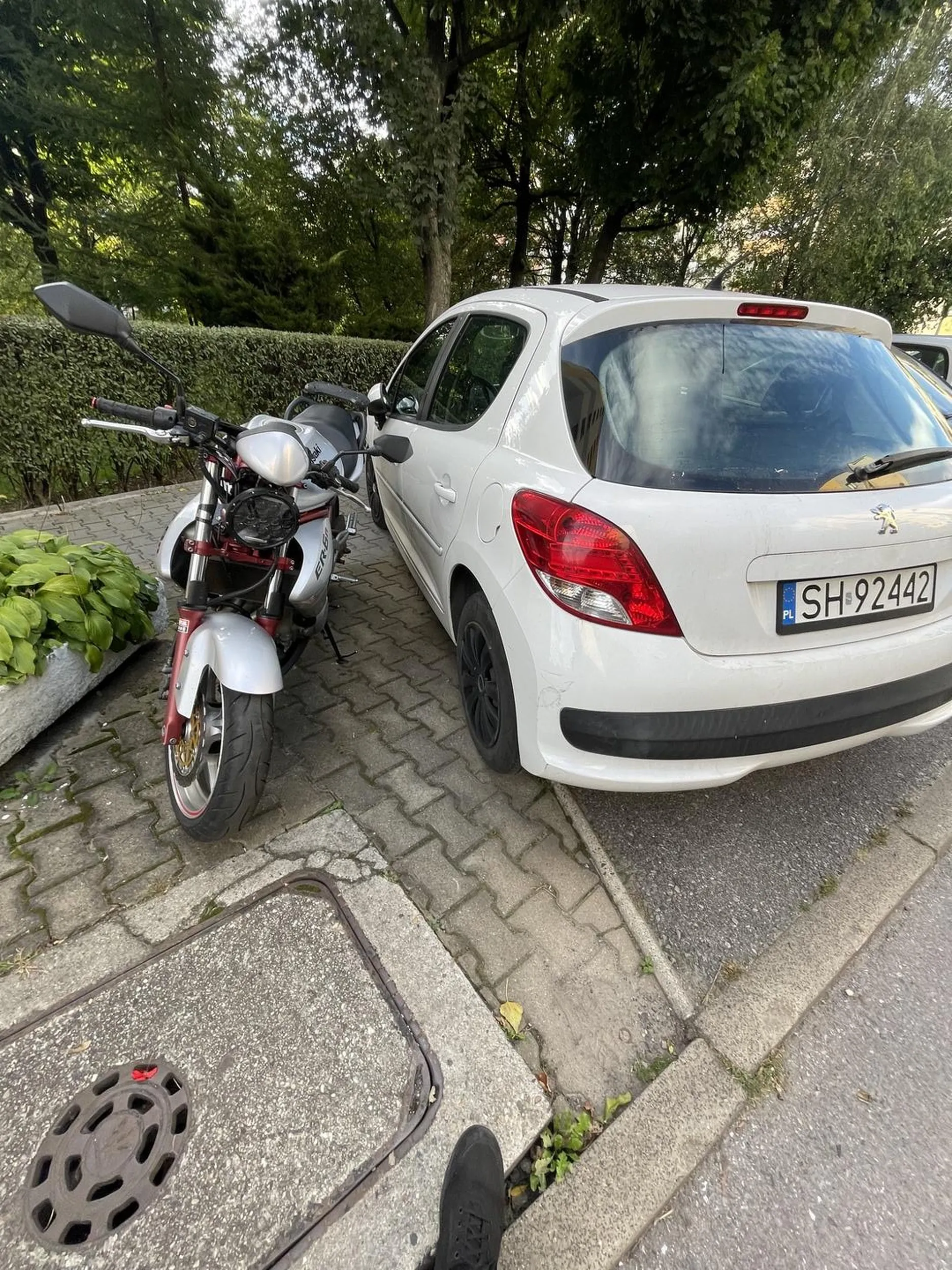 Kierowca tego auta zaparkował w taki sposób, że zostawił 1,5 metra z prawej strony i najprawdopodobniej wysiadł drzwiami pasażera. Inne miejsca były wolne, wystarczyło się rozejrzeć.