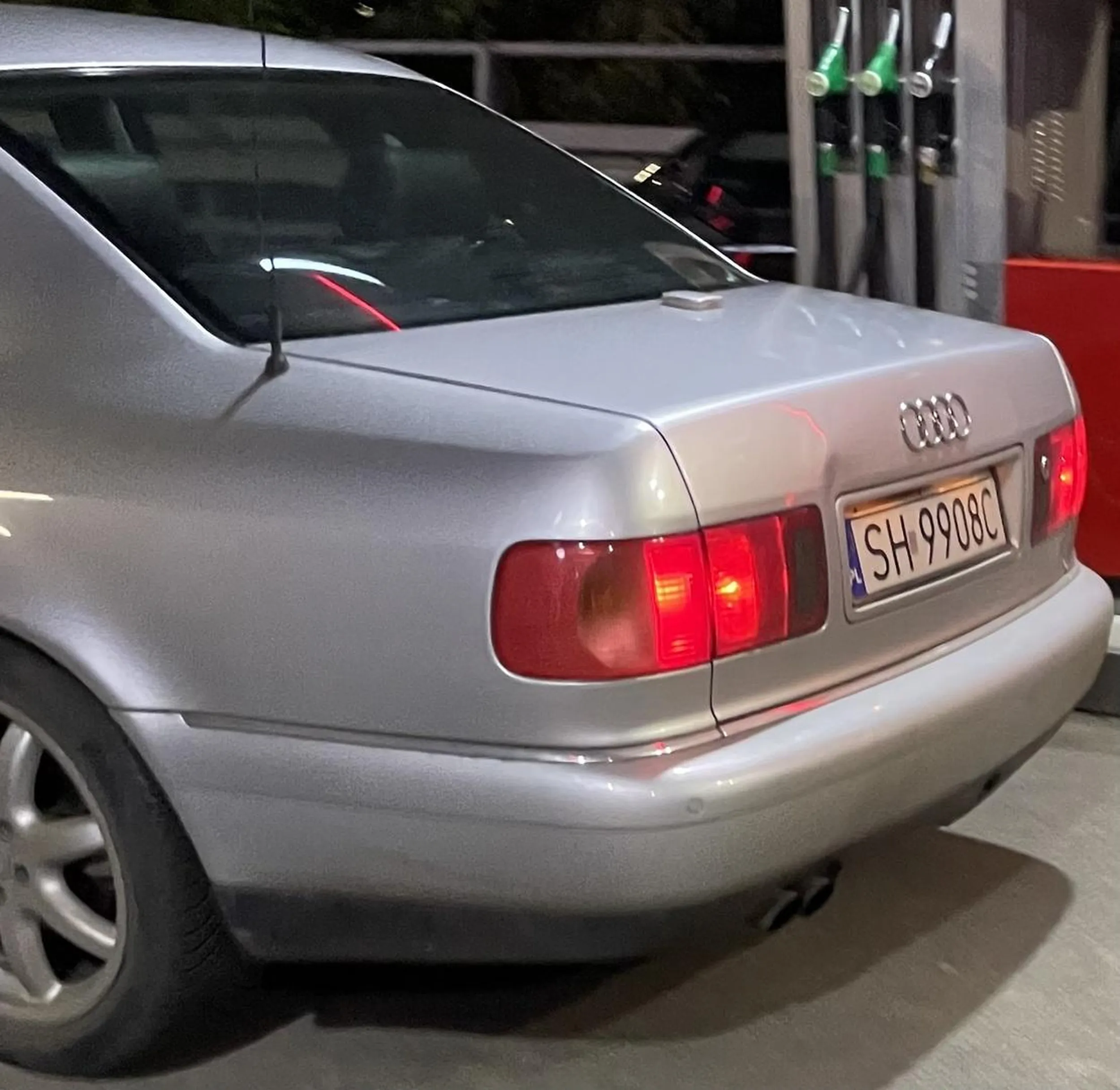 Facet ze starego audi, na stacji benzynowej NIE wyłączył silnika i tankował gaz oraz benzynę. Po zwróceniu mu uwagi, że to niebezpieczne i zakazane zaczął się zachowywać bardzo agresywnie.