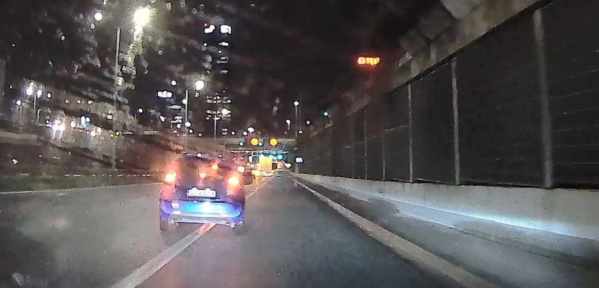 Upośledzona pani, która swoje upośledzenie afiszuje naklejając na zderzaku nakleję z treścią, że "wyprzedziła cię kobieta". Nic dziwnego, skoro kobieta nie zna przepisów i nie dość, że przejeżdża przez linię ciągłą, to pas włączania ma w 4 literach (przed nią 0 pojazdów). Oczywiście po "zmianie" pasa od razu hamowanie hamulcem zasadniczym, bo czemu nie. Żenada.