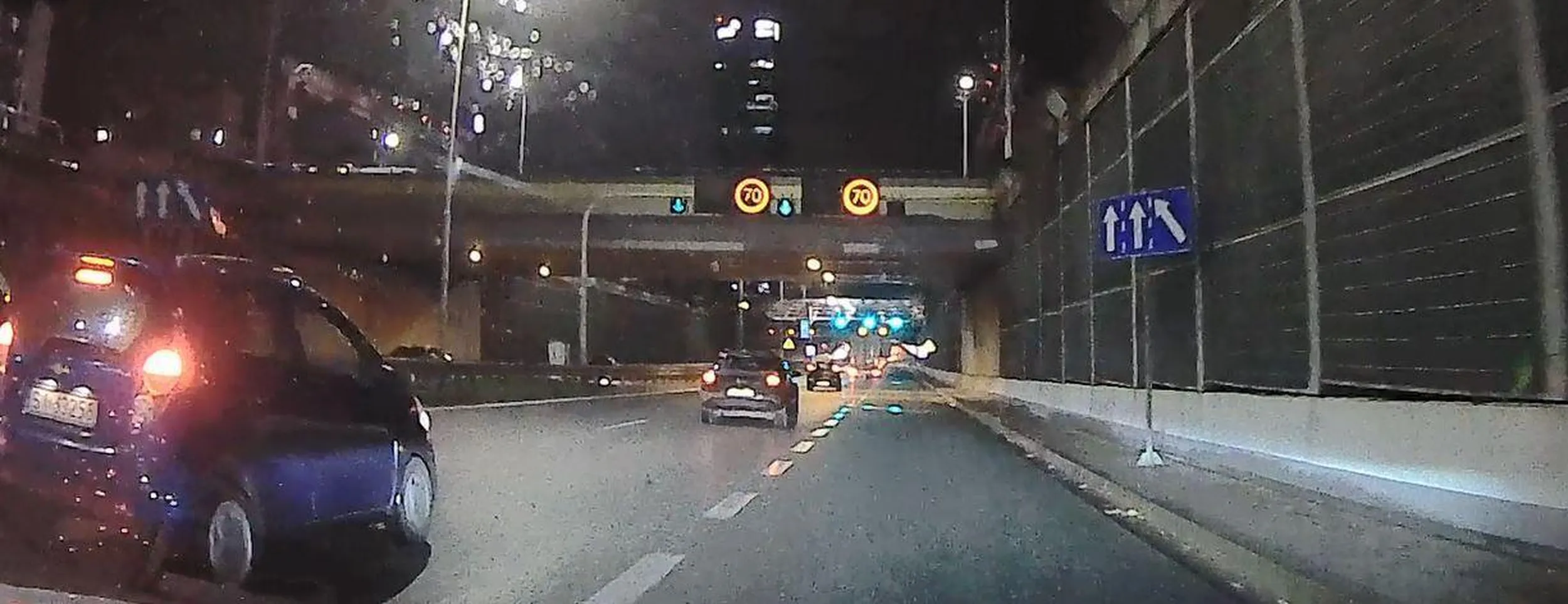 Upośledzona pani, która swoje upośledzenie afiszuje naklejając na zderzaku nakleję z treścią, że "wyprzedziła cię kobieta". Nic dziwnego, skoro kobieta nie zna przepisów i nie dość, że przejeżdża przez linię ciągłą, to pas włączania ma w 4 literach (przed nią 0 pojazdów). Oczywiście po "zmianie" pasa od razu hamowanie hamulcem zasadniczym, bo czemu nie. Żenada.