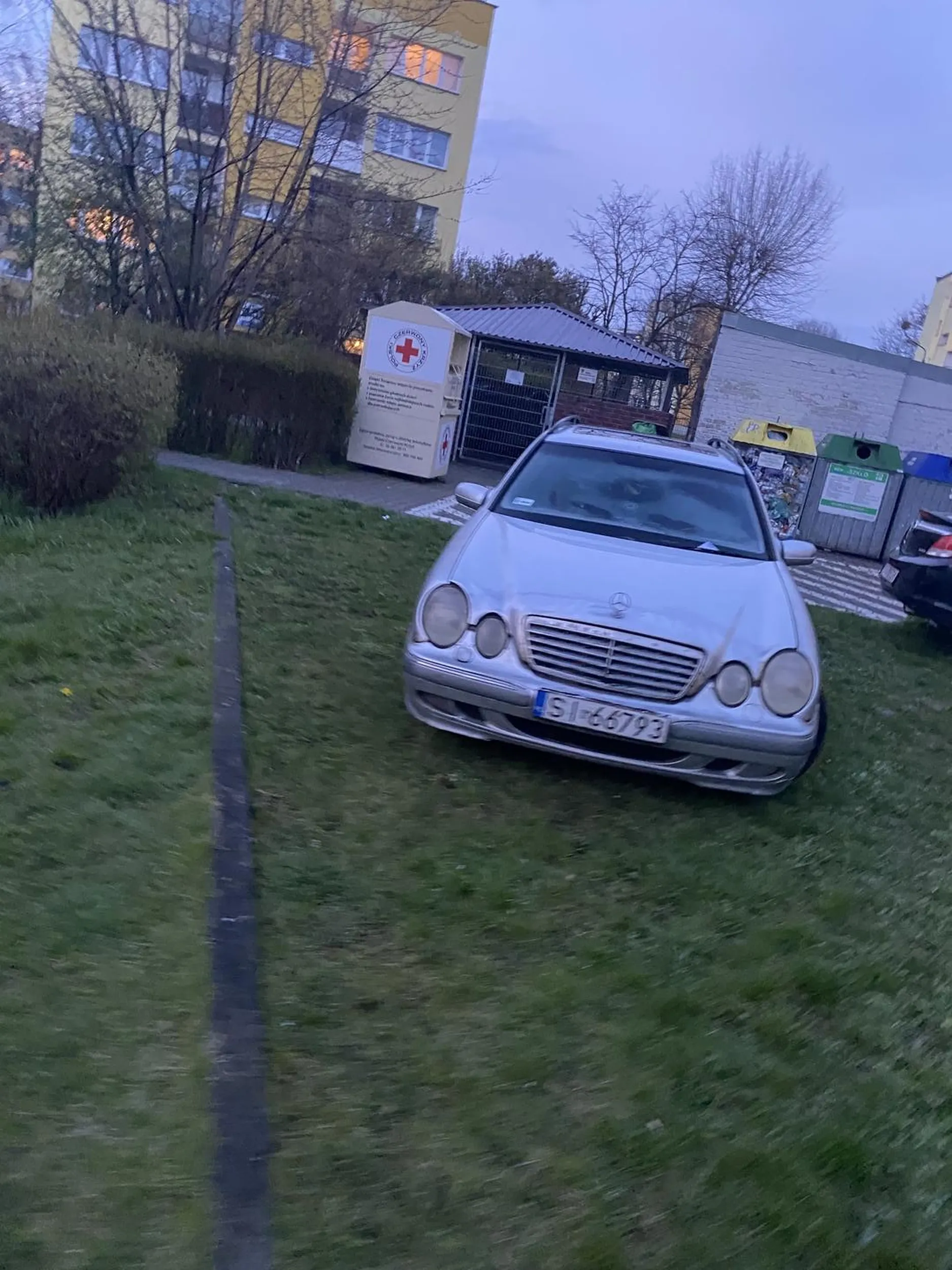 No to trzeba mieć talent i brak mózgu. Gratulacje, ale widzę straż miejska bynajmniej się spisała. Następnym razem tego grata zaparkuj na śmietniku.