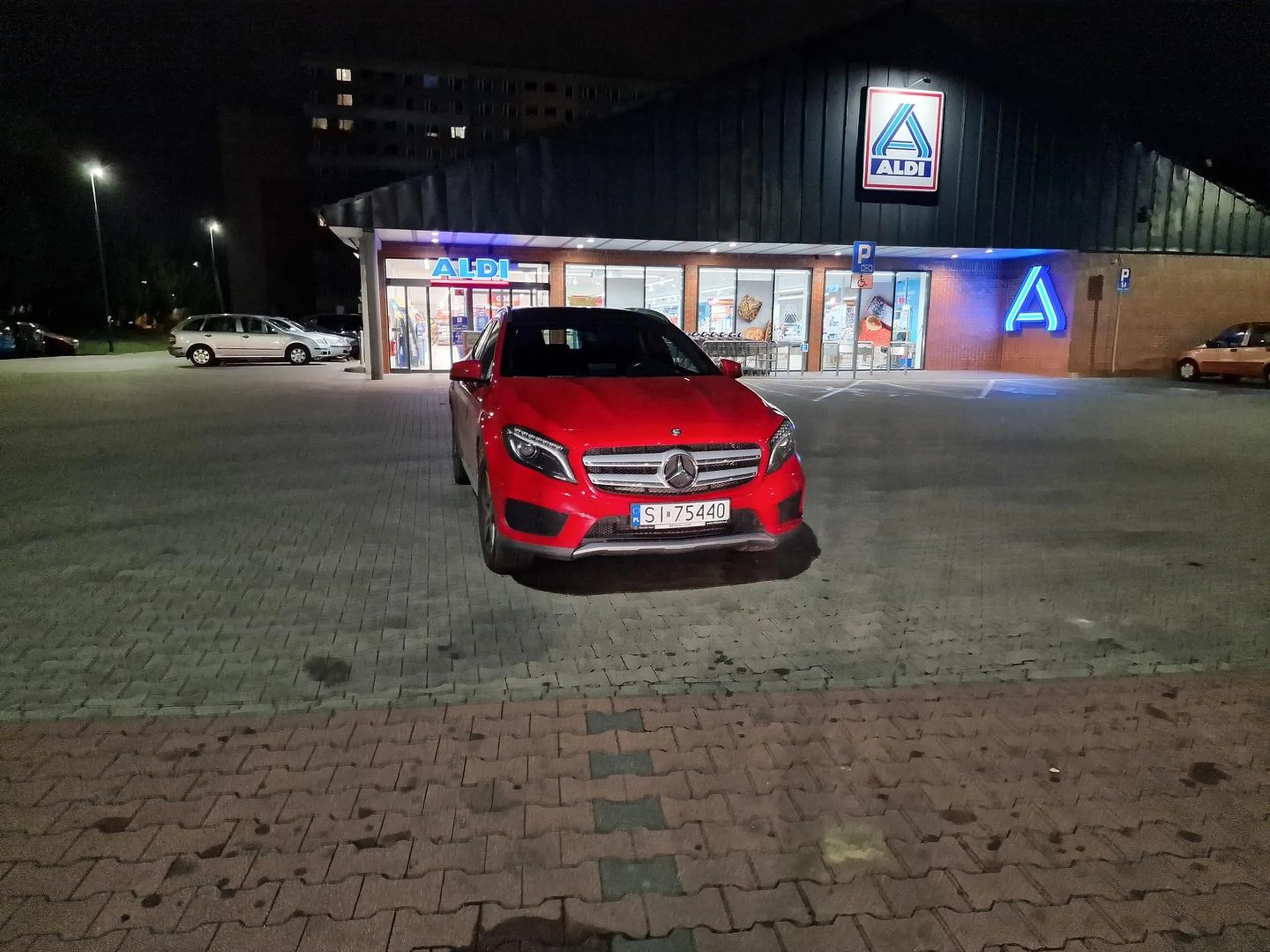 Siemianowice Śląskie, parking przed sklepem Aldi. Cały parking wolny a Pani parkuje przed miejscami parkingowymi i to nie blondynka!!!