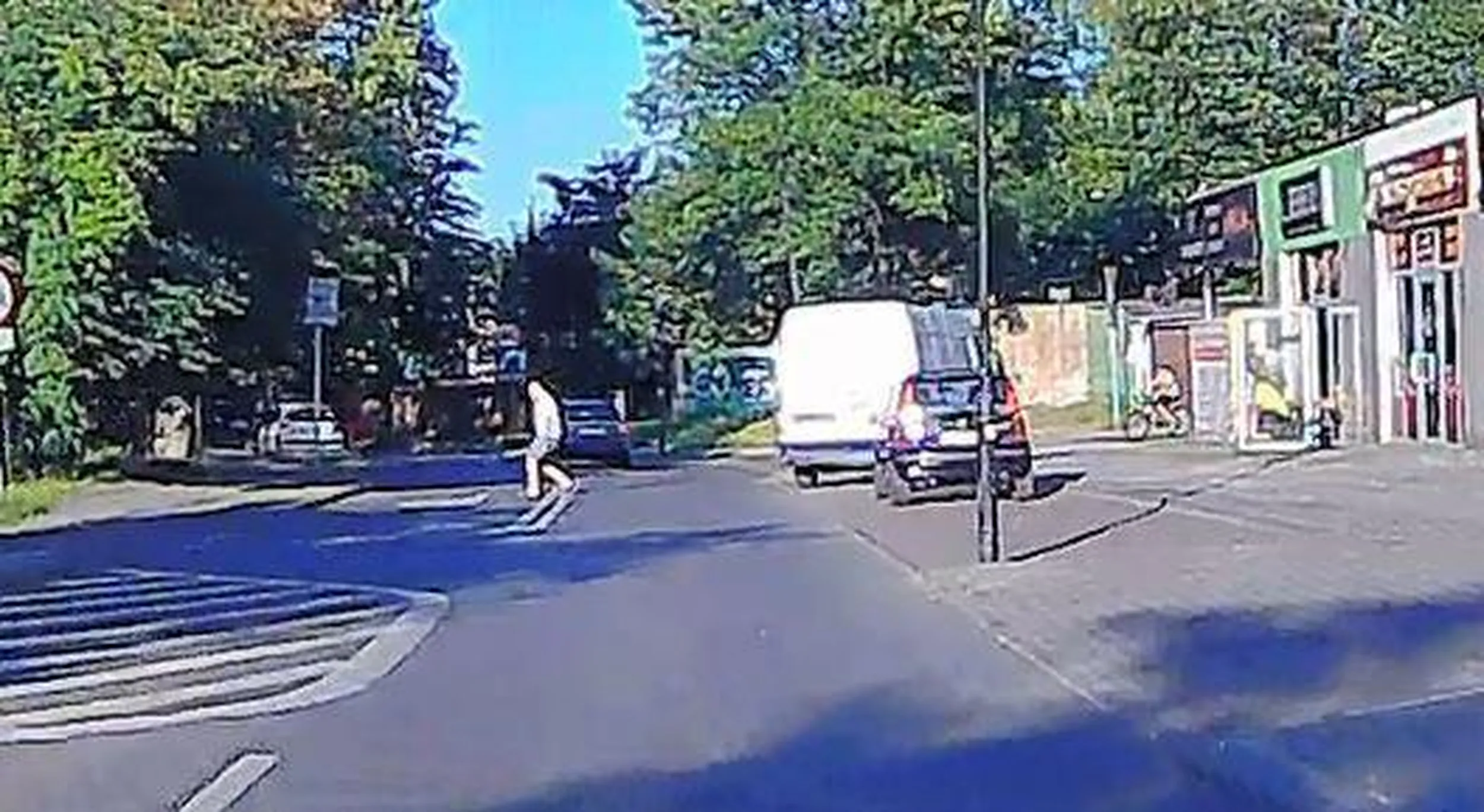 Wbiega pod samochody i biega po jezdni w tę i z powrotem.