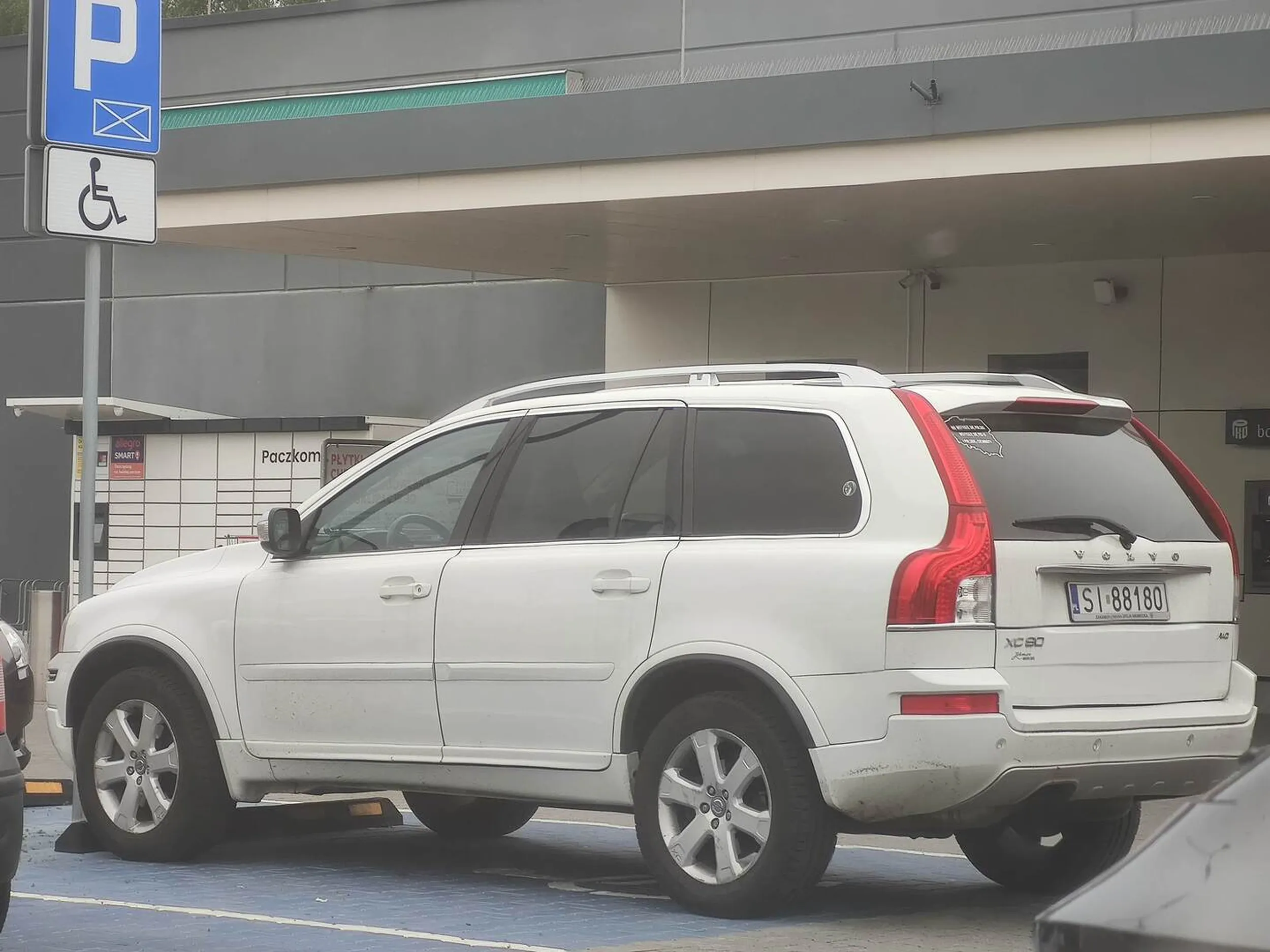 Karyna, parkuje na miejscu dla inwalidów, oczywiscie kartę na inwalidę posiada, tylko inwalidy brak chyba, ze liczyc jej ale umysłowe, aż żal sie zrobilo tego dzidziusia o kryce co musial na zwyklym miejsu parkować przez tą umysłową inwalidkę. Karyno za to grozi ci 800 zł kary.