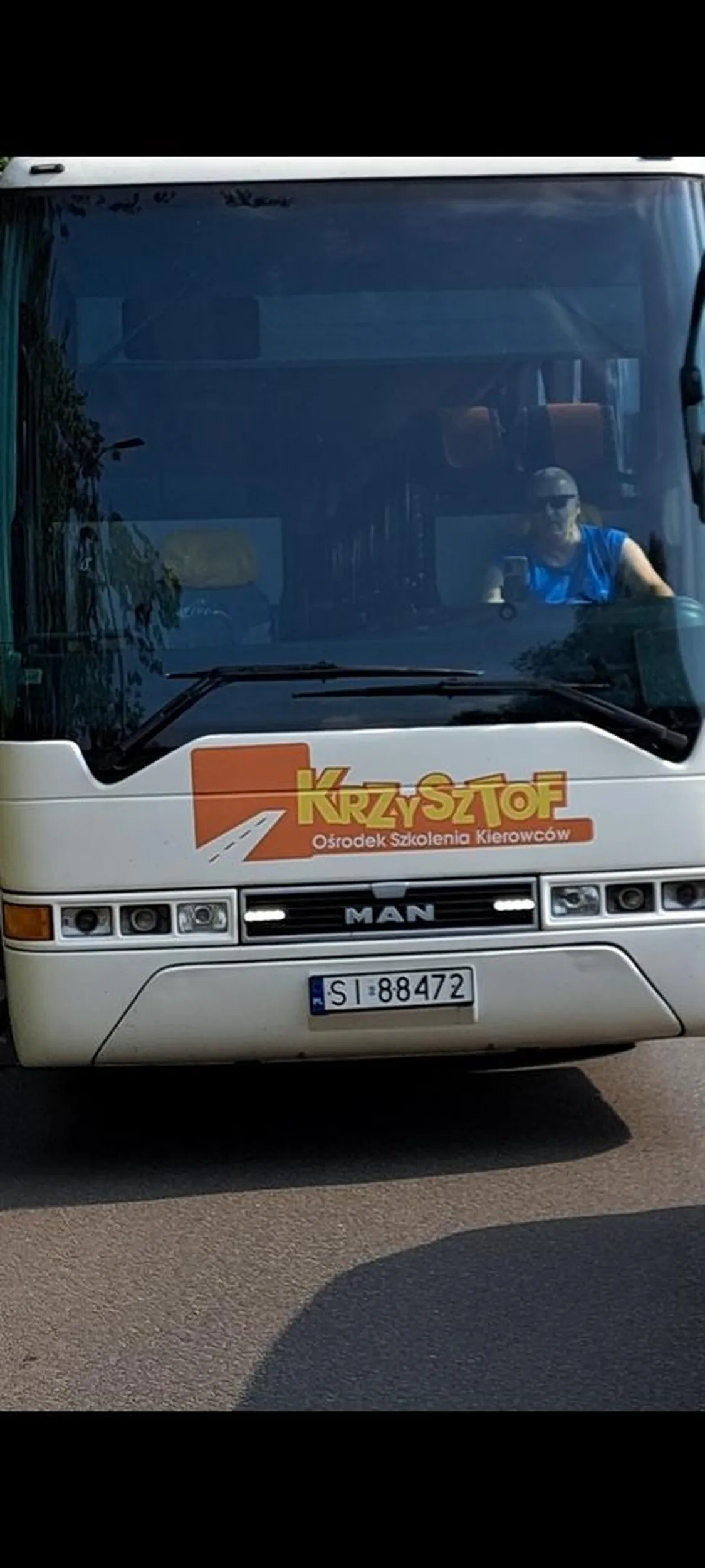 Uwaga ten kierowca wymusza wjechanie na przrciwny pas ruchu, zjeżdża drogę podchodzi do kierującego wyzywa, widząc nagrywanie uderza w rękę wytrącając telefon. Agresywny. Uważajcie na bandytę