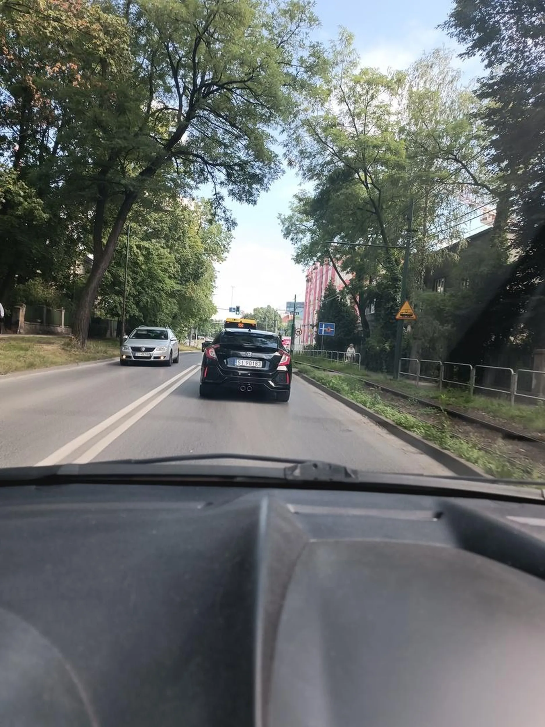 Nie patrzę na znaki drogowe i nie włącza drogowskazy