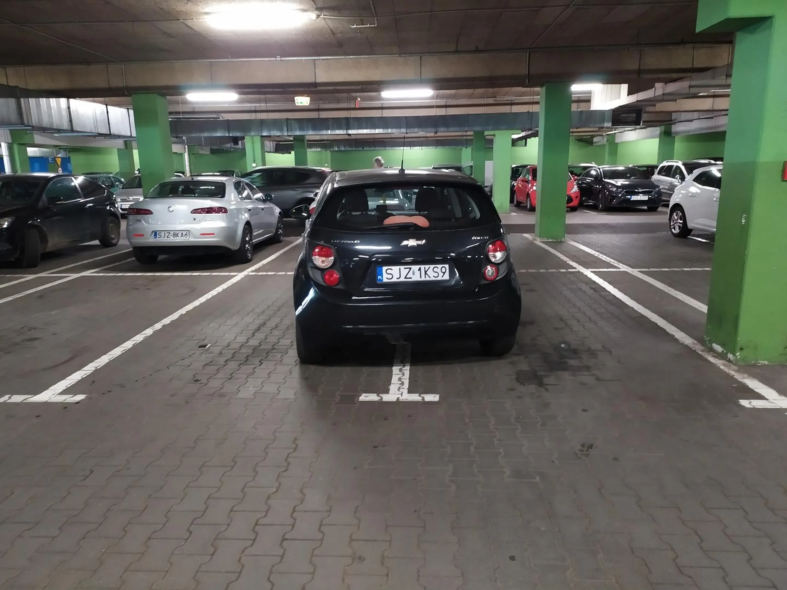 Gratulacje za mistrzowskie parkowanie dla tej pani... Nie, nie było obok innych samochodów, nie, nie spieszyło się jej, po zaparkowaniu siedziała jeszcze kilka minut w samochodzie. Chyba podziwiała swój wyczyn...