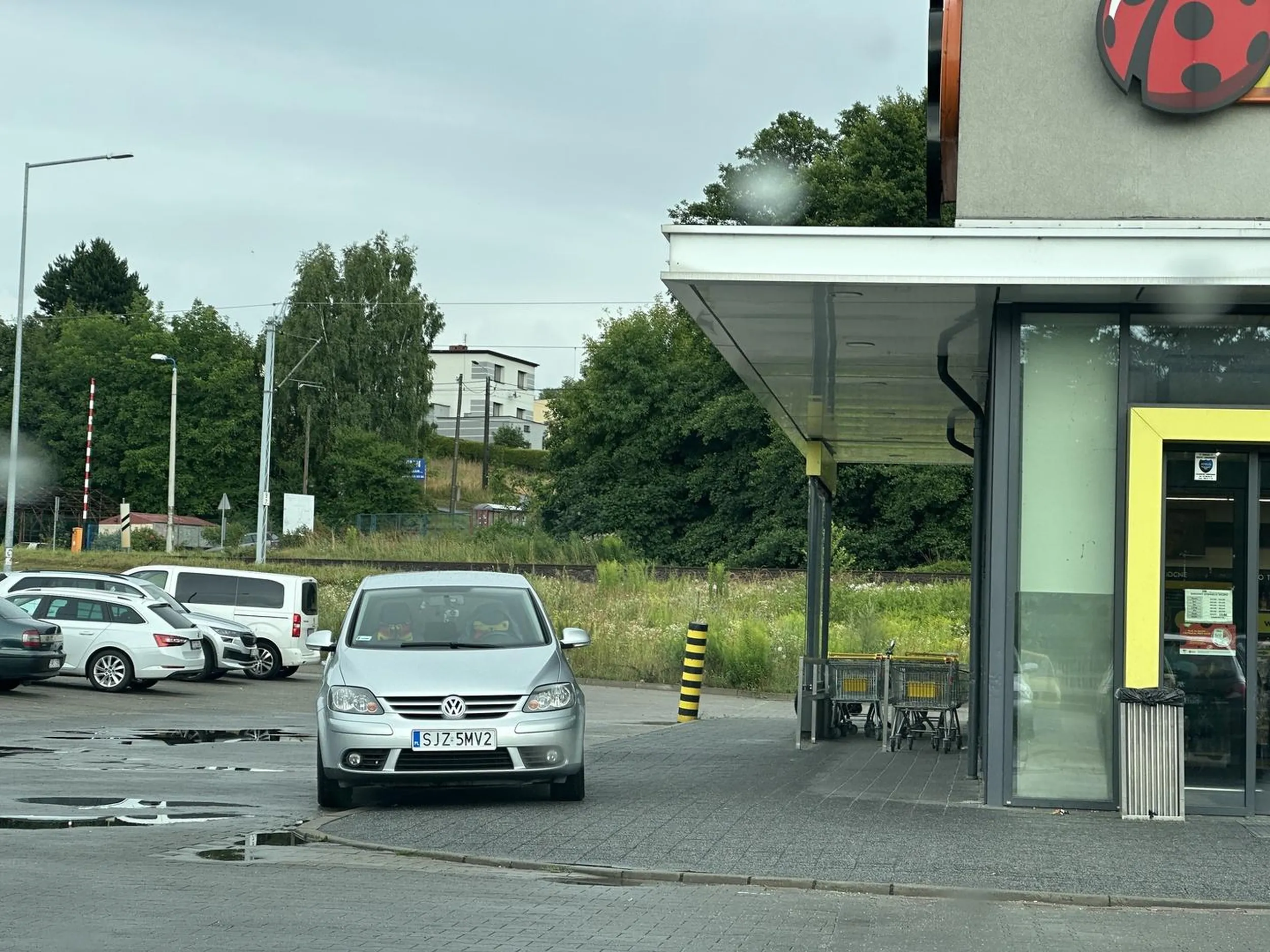 Trzeba było już wjechać do tego sklepu :)