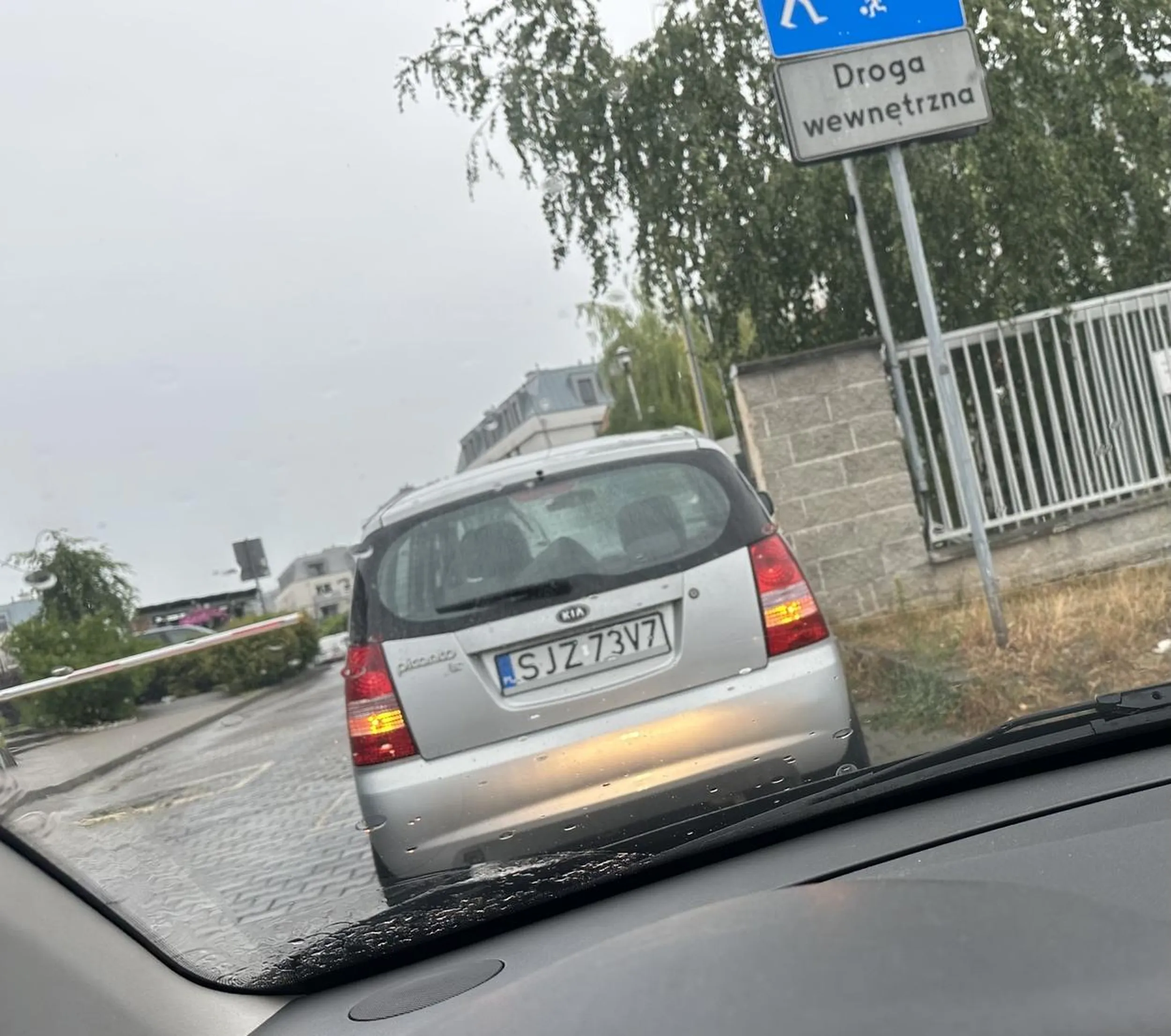 Kierowca poszedł sobie po kebaba i zostawił auto na awaryjnych pod samym szlabanem, uniemożliwiając wjazd na osiedle :))