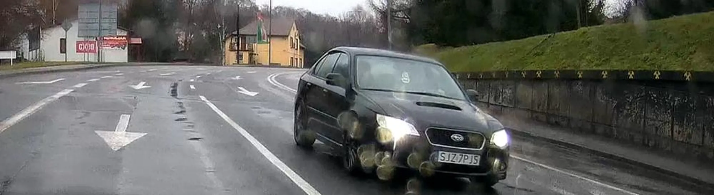 Totalny kretyn, jeździ tym swoim rzęchem jak szalony. Start ze świateł musi wygrać, żeby później wszystkich wyhamować bo zjeżdża do wsi.