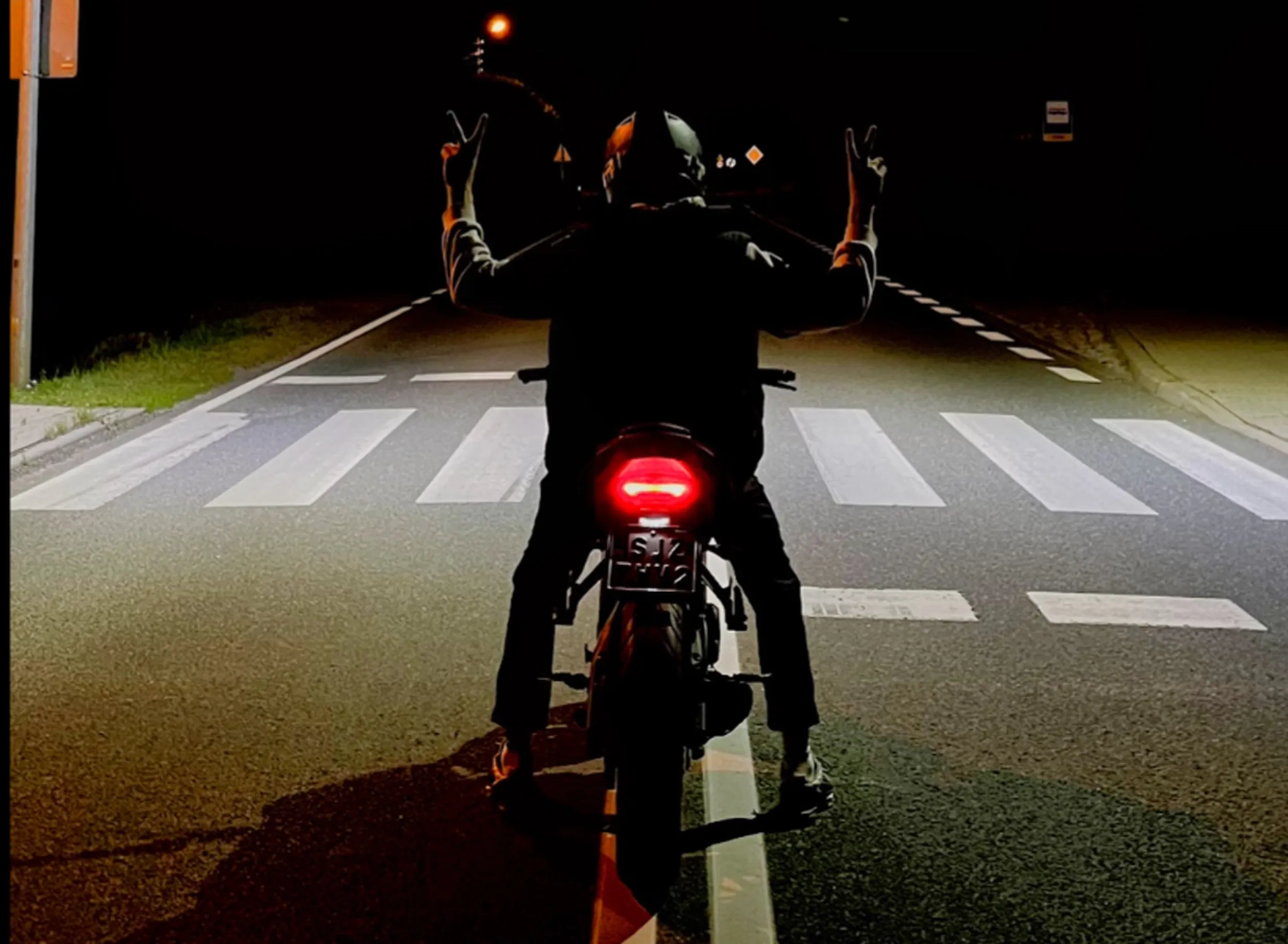 Młode szczyle robią fotki na srodku drogi