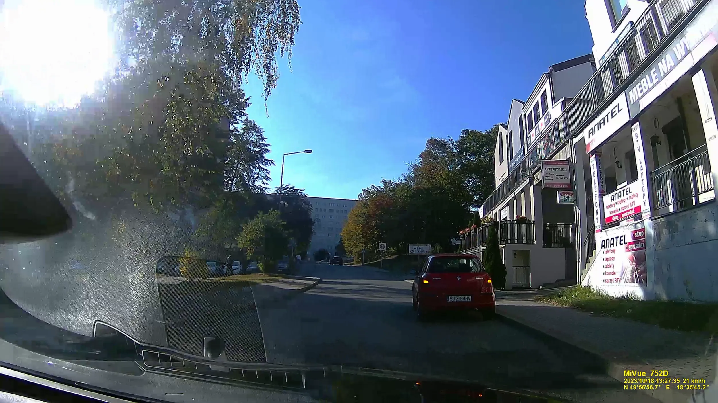 Gratulacje dla kierowcy tego samochodu za bycie bucem roku! Ta osoba ma wszystkich gdzieś! Auto zaparkowane na środku drogi. Samochód stał pusty na awaryjnych.  Myślisz, że włączenie awaryjnych wszystko załatwi? Kompletnie utrudniony ruch samochodów bo jaśnie pani/pan parkuje gdzie chce! Oddaj prawo jazdy i zacznij myśleć!