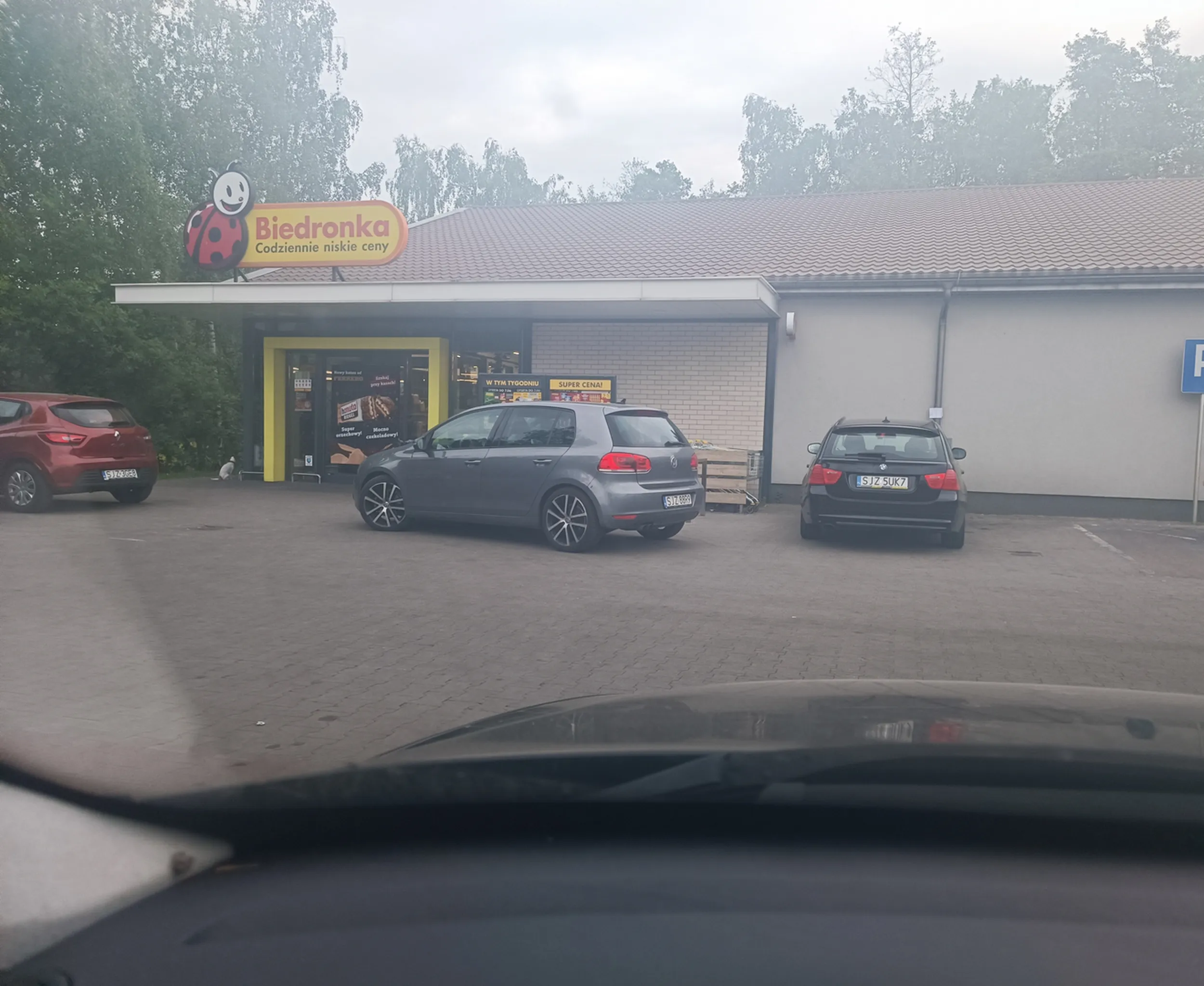 Szkoda że nie wjechałaś do biedronki, byś schudła jakbyś musiała iść z parkingu.