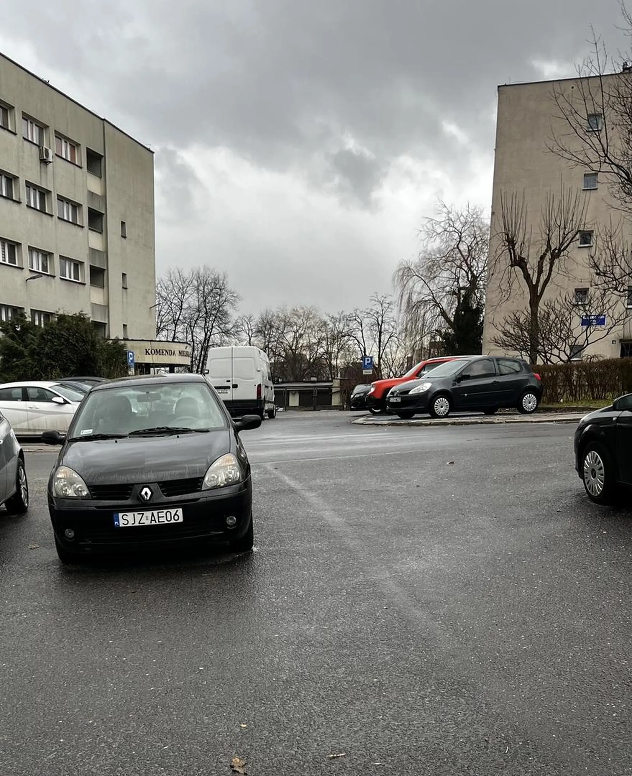 Mistrz zastawiania wyjazdu oby ci ktoś te auto porysował. Nawet policja nie mogła wjechać.