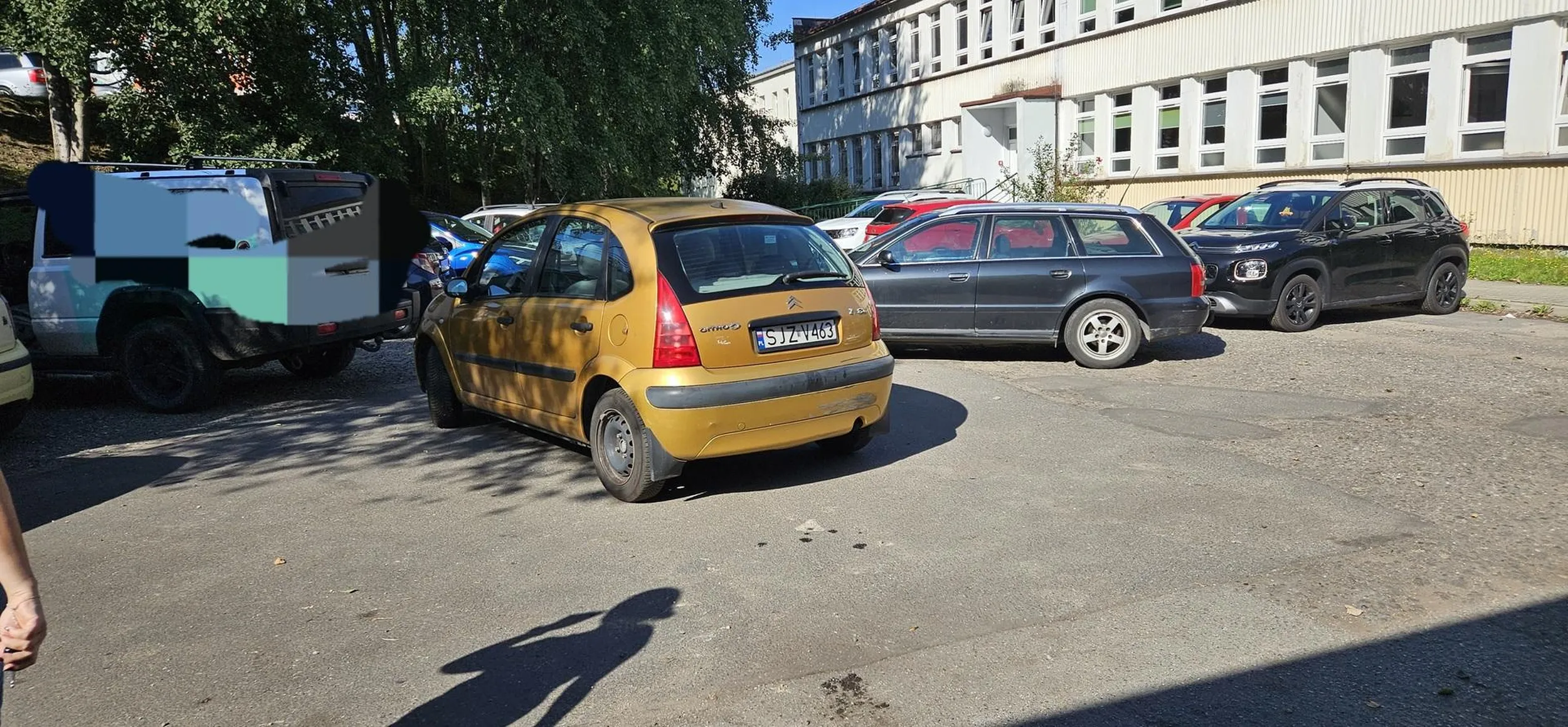 Gratuluje pomysłowości w parkowaniu... no brak myślenia level up !!! Dwaj jastrzębscy geniusze, oczywoscie miejsca byly wolne, ale po co lepiej stanąć i zastawić kilkanaście samochodów na raz...