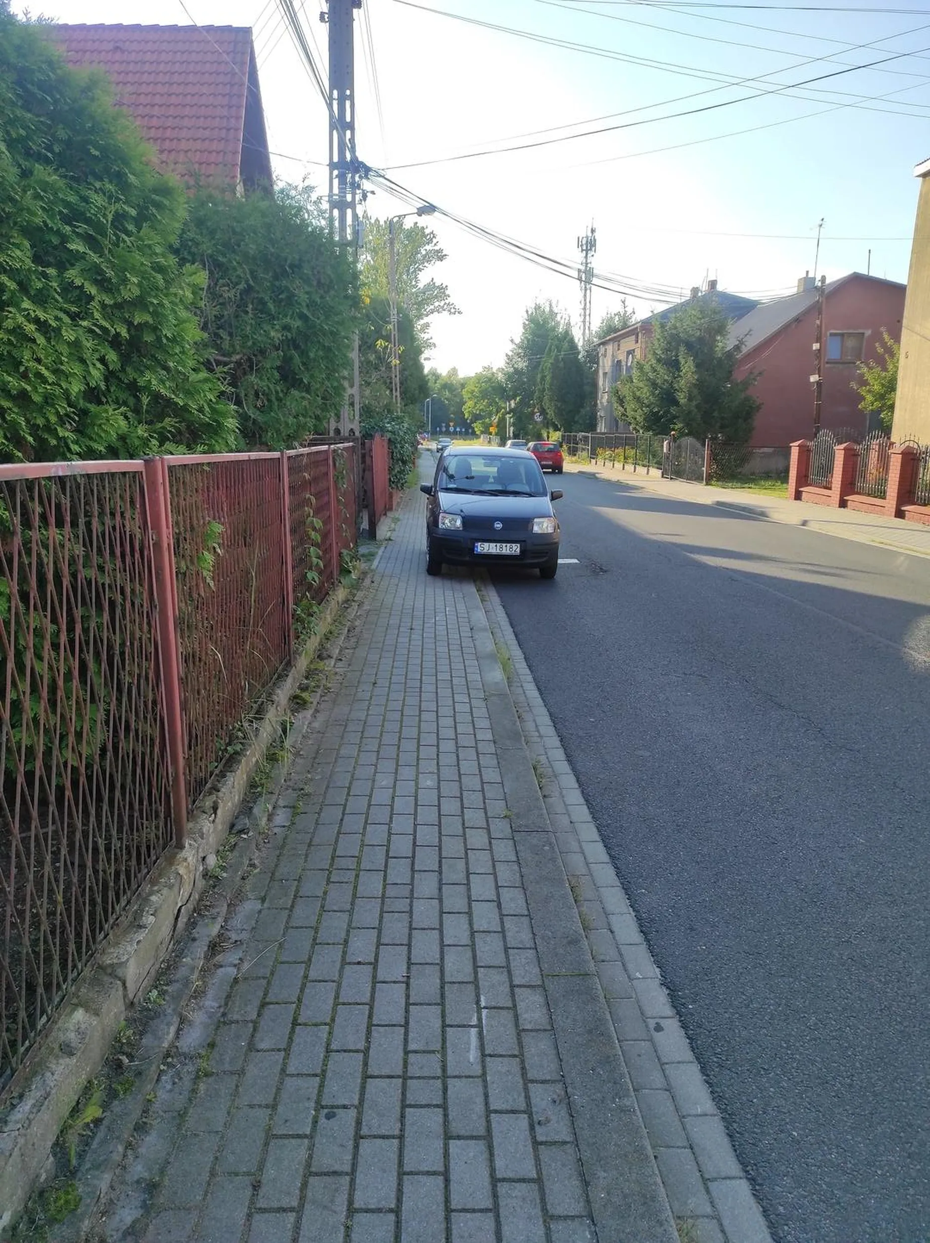 Kolejny mistrz parkowania na chodniku gdzie jest chodnika ledwo metr bo nie można stanąć na drodze bo po co wózkiem ledwo się zmieściłem