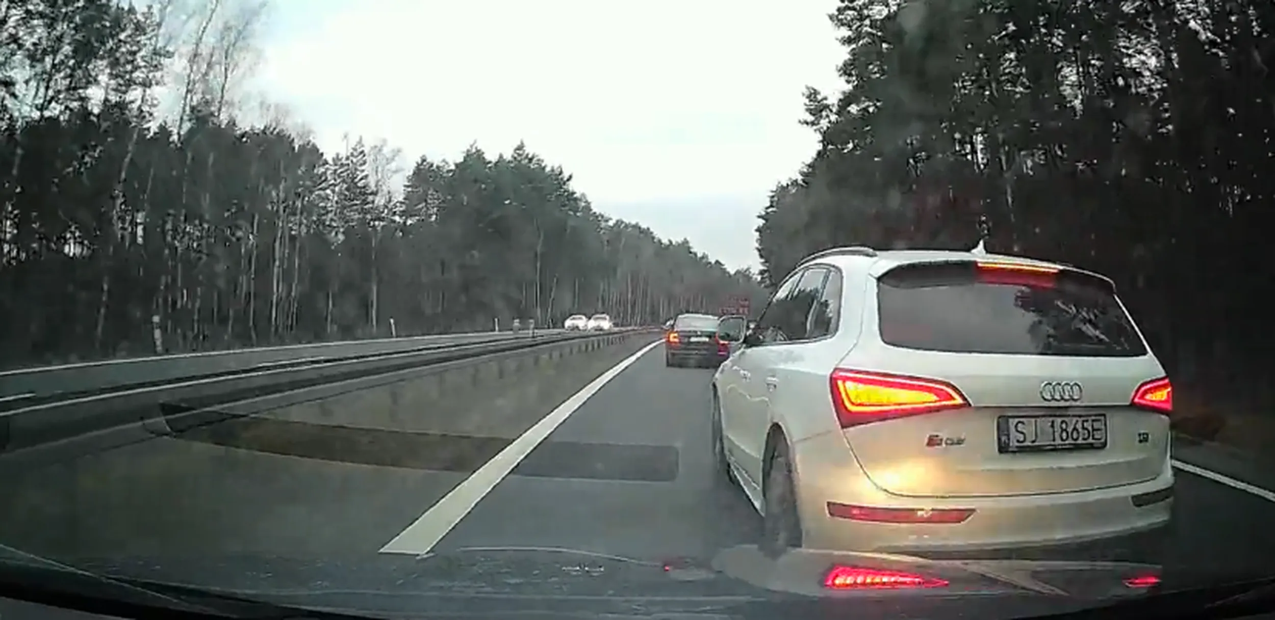 zajeżdża drogę, poważne ryzyko wypadku, trzeba uważać.