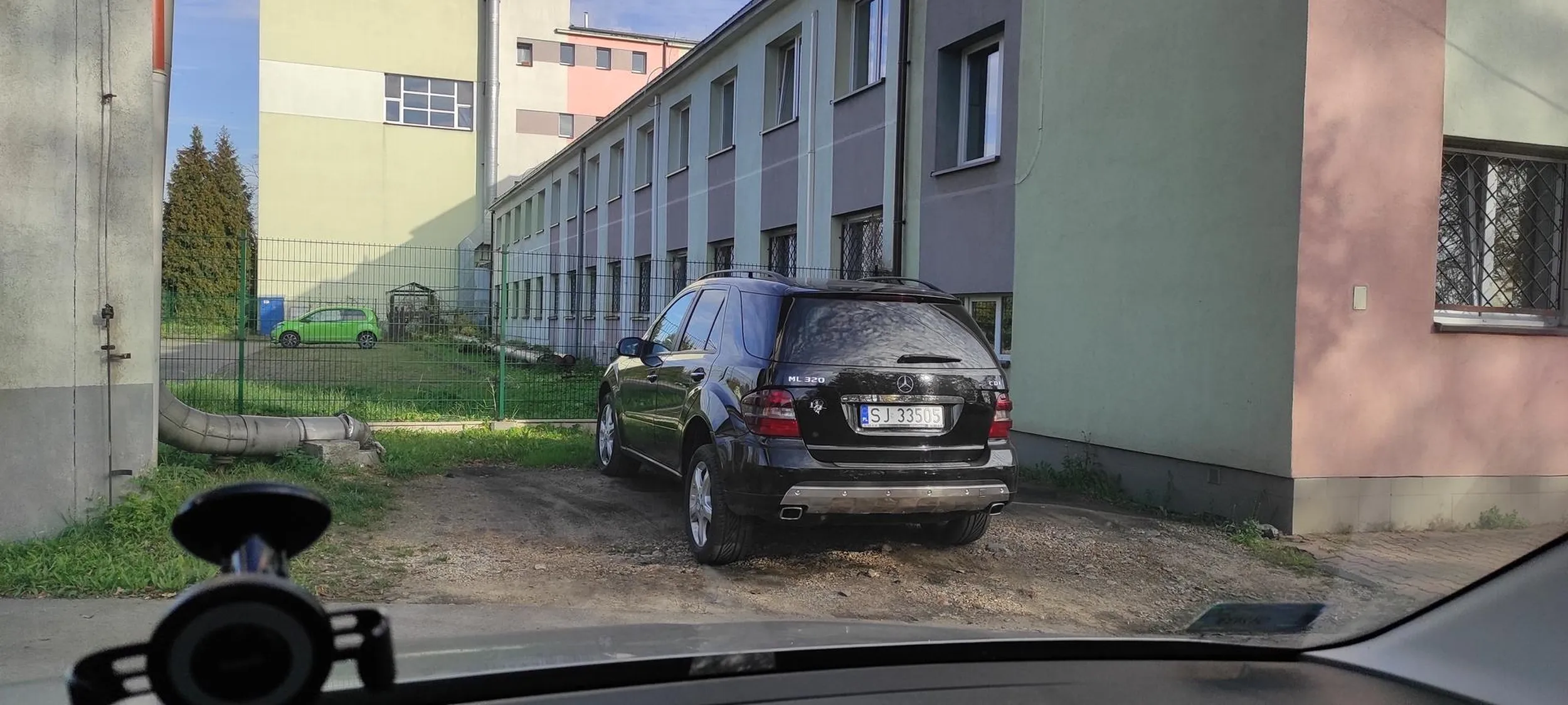 Tym oto sposobem, z dwóch miejsc robi się jedno. Jedno dla tego bezmózgowca.