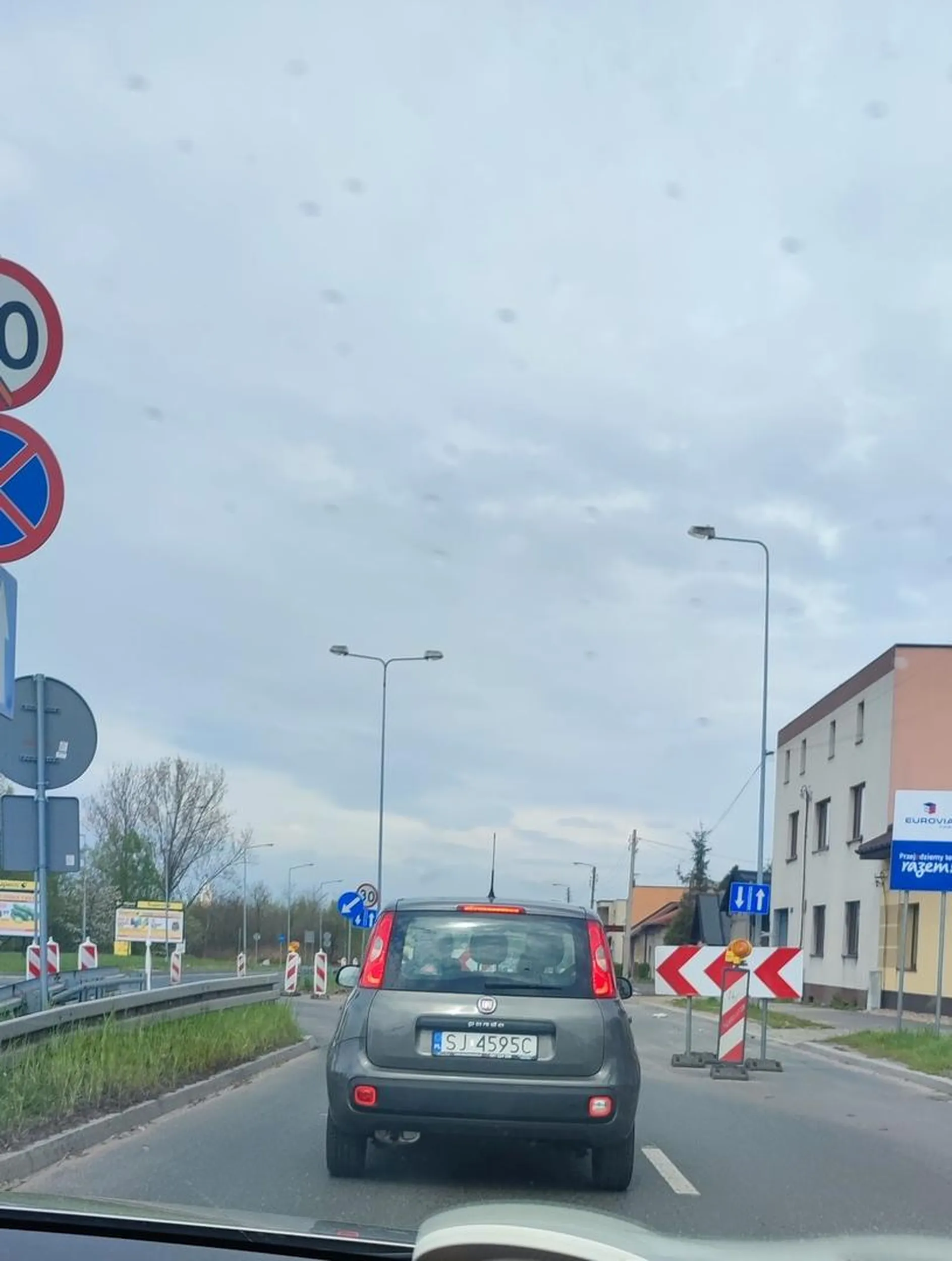 Na skrzyżowaniu, skręcając w lewo, zmieniła pas z prawego na lewy, wjeżdżając tym samym w samochód na lewym pasie. W ostatniej chwili udało się uciec, niestety na krawężnik.