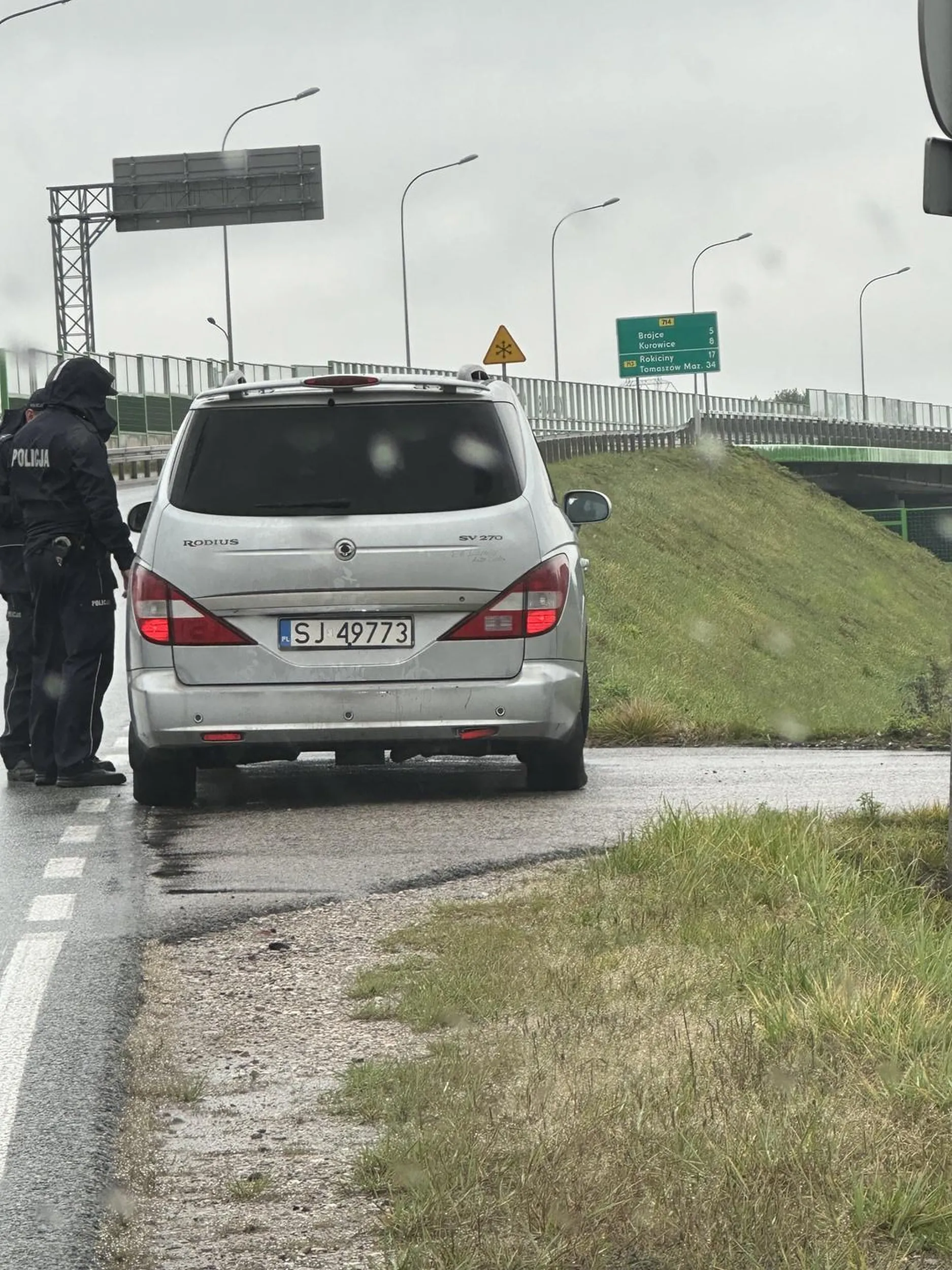 W dniu 22.10.2023 kierujący pojazdem poruszającym się po autostradzie A1 w kierunku Gdańska, przed Piotrkowem Tryb został zauważony jak podczas jazdy pije piwo. Zawiadomiłem policję. Kierowca został zatrzymany na przedmieściach Łodzi. Oby mniej takich idiotów na Naszych ulicach!