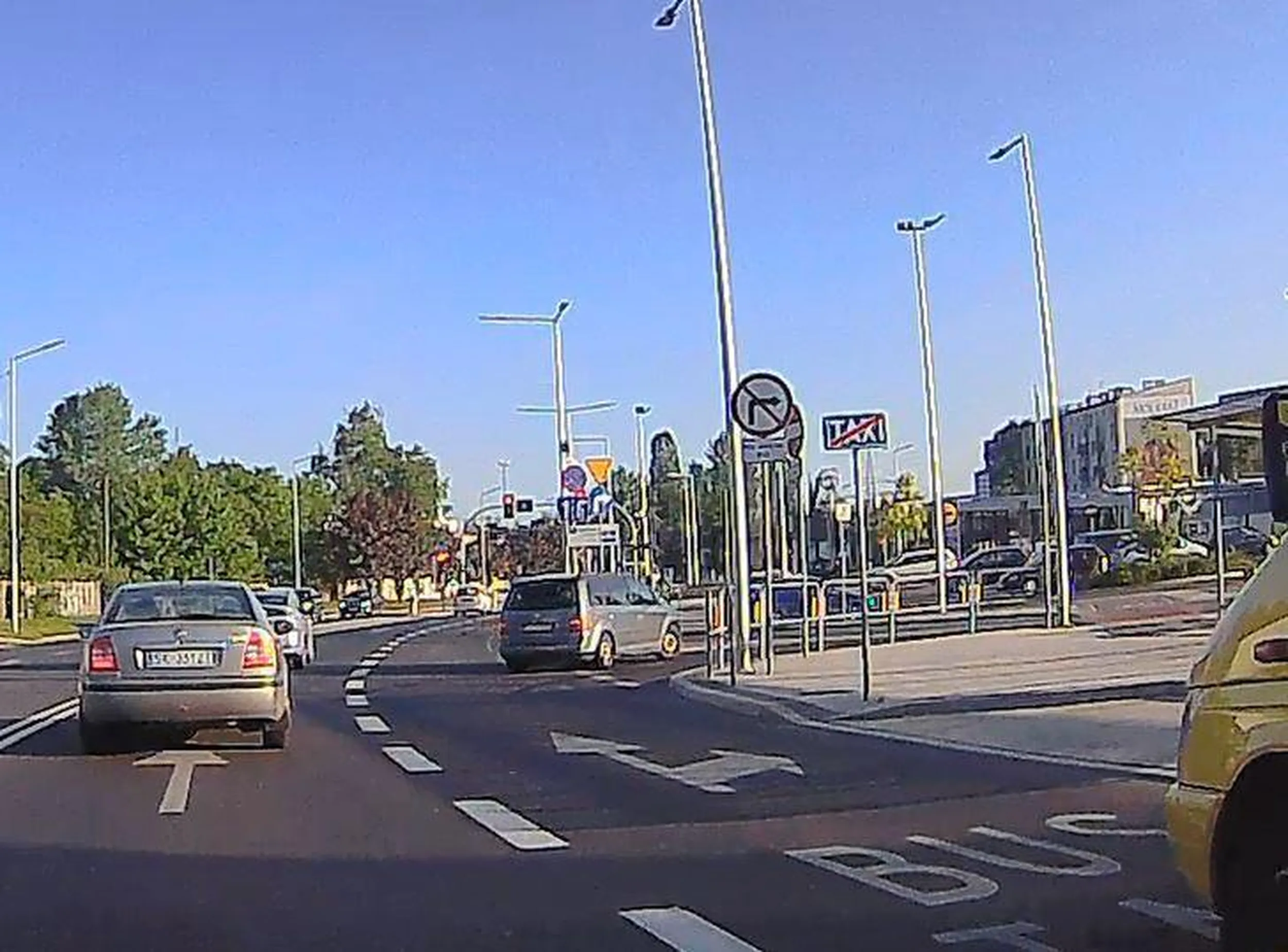 Ten "zakaz skrętu w prawo - nie dotyczy autobusów" to najwyraźniej za dużo dla tego kierującego. Czas oddać prawo jazdy do urzędu, skoro zostało niesłusznie wystawione.