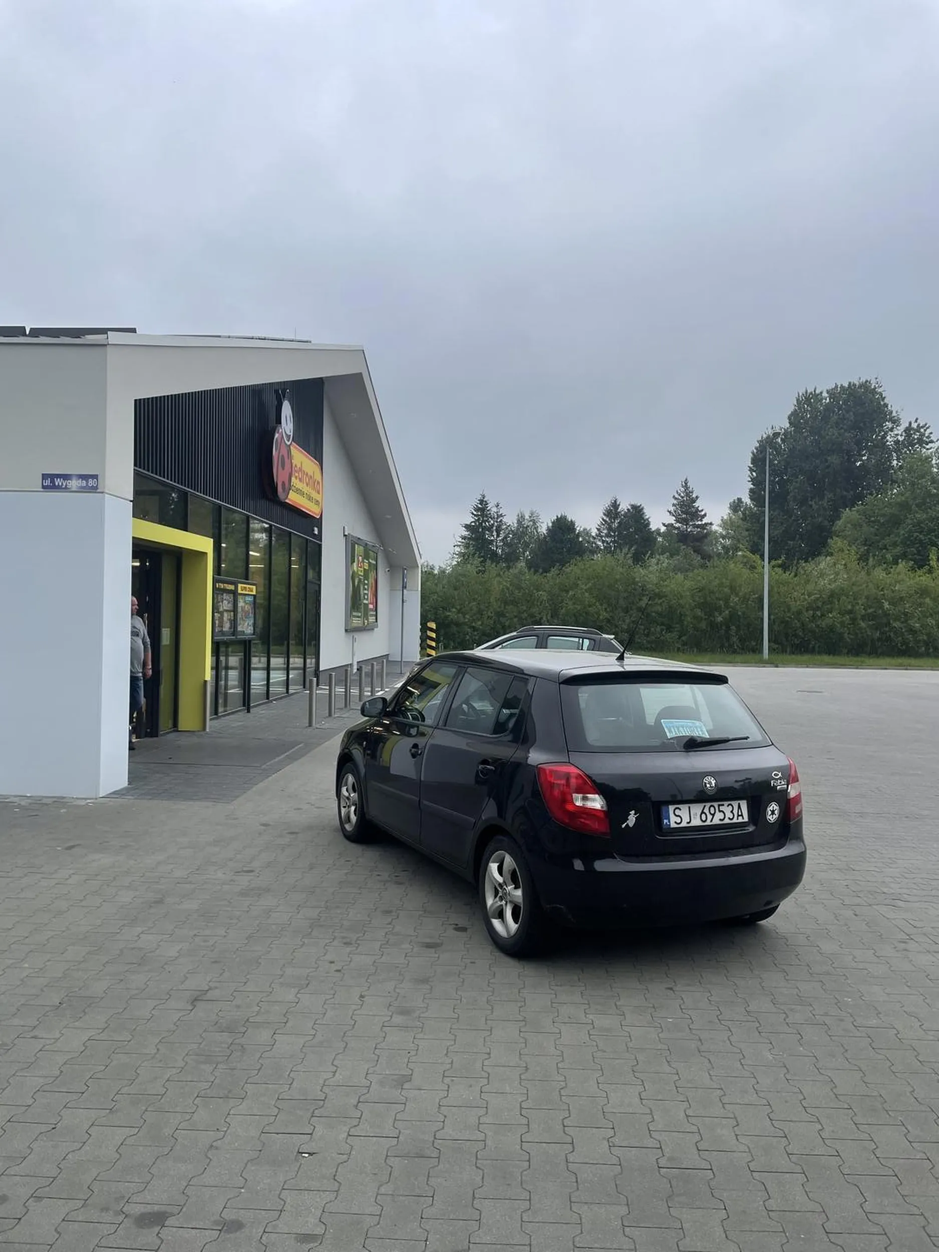 Święta krowa staneła prosto pod drzwiami bo tak ciężko jest przejść kilka kroków i normalnie zaparkować jak człowiek, mogła odrazu samochodem wjechać do sklepu?