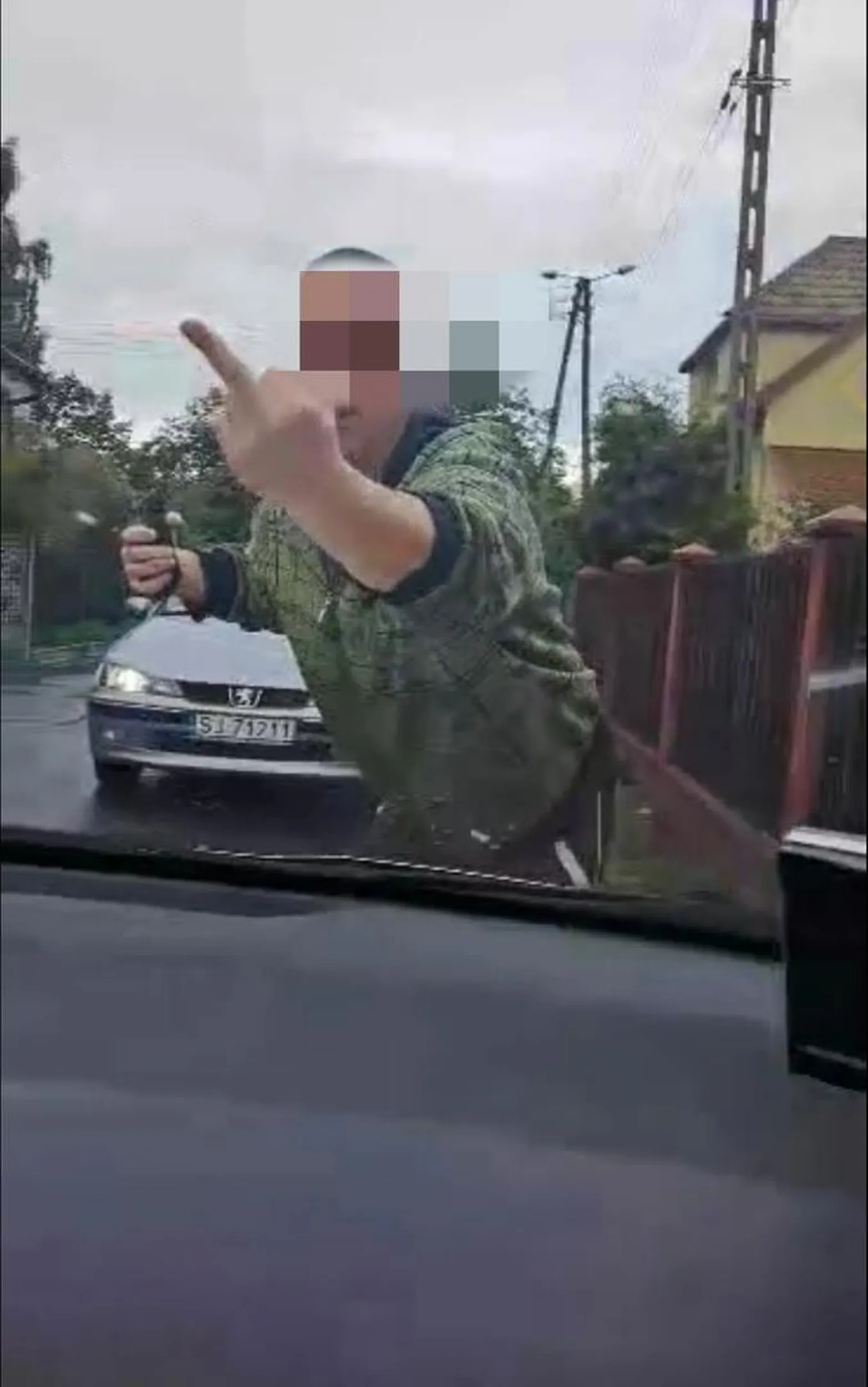 Uwaga na niego! Kierowca z ewidentnymi problemami psychicznymi. Zjeżdża drogę i hamuje przed pojazdem nauki jazdy, po czym wulgarnie wyzywa instruktora i kursanta bez powodu. Utrudnia ruch na drodze i jest agresywny.