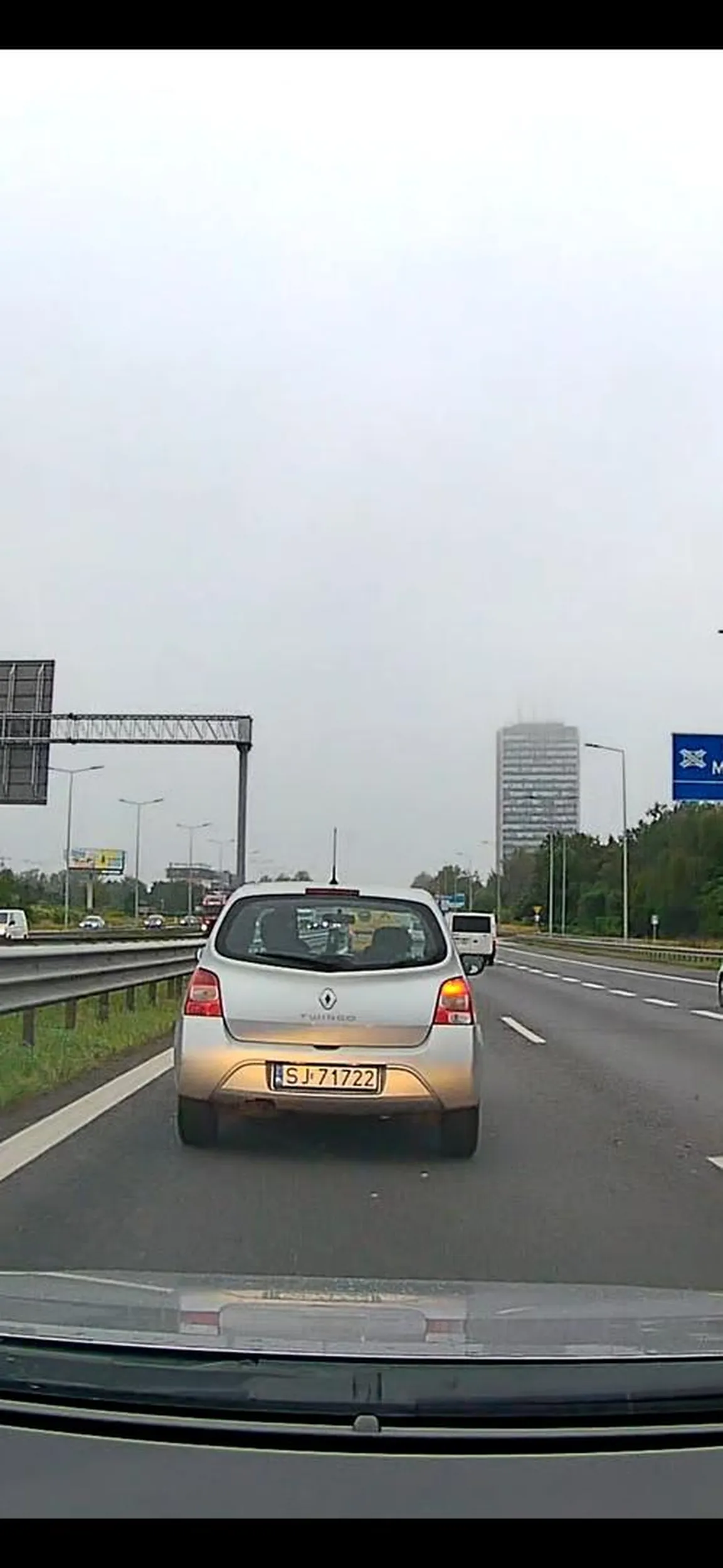 Lewy pas jest od wyprzedzania, a nie żebyś go blokował, tępy ku*wiu i jeszcze machał mi ręką!