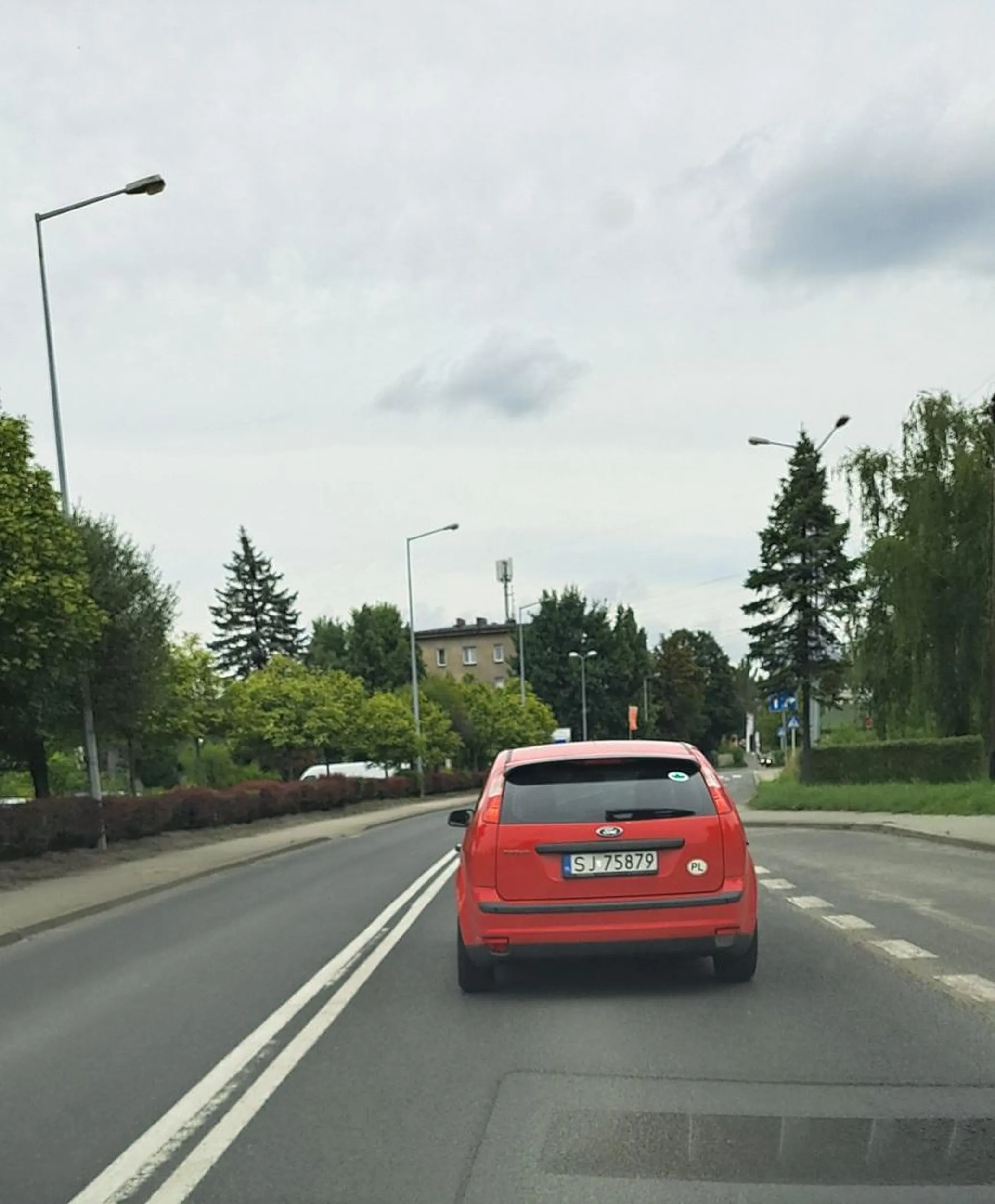 Pan siedzący jako pasażer wyrzucił przez okno puszkę po piwie?