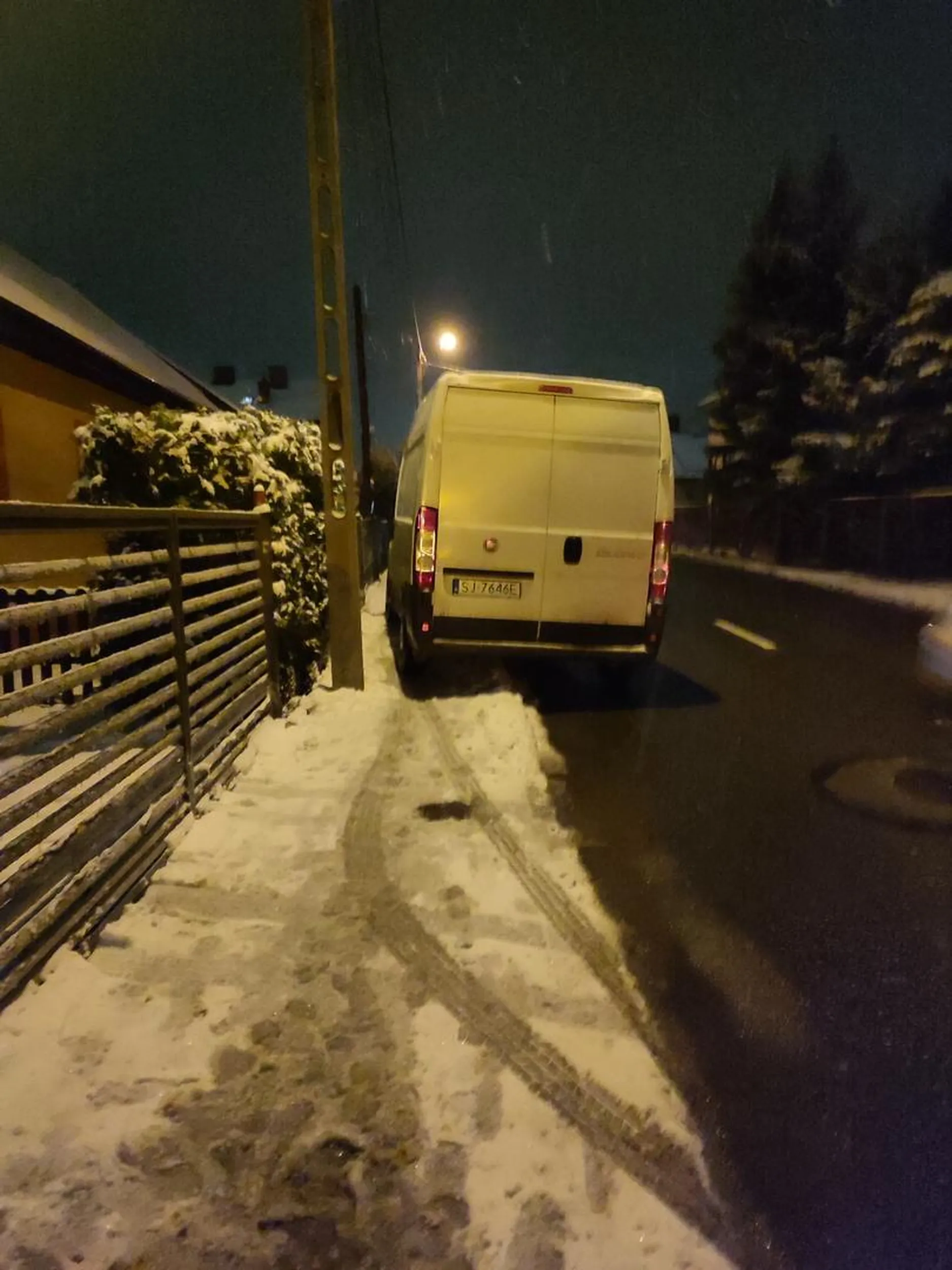 Je*aby kutas, nie potrafi stanąć jak człowiek. Nie było opcji przejść chodnikiem. Użyj mózgu!  A kobieta z wózkiem jak miałaby przejść?