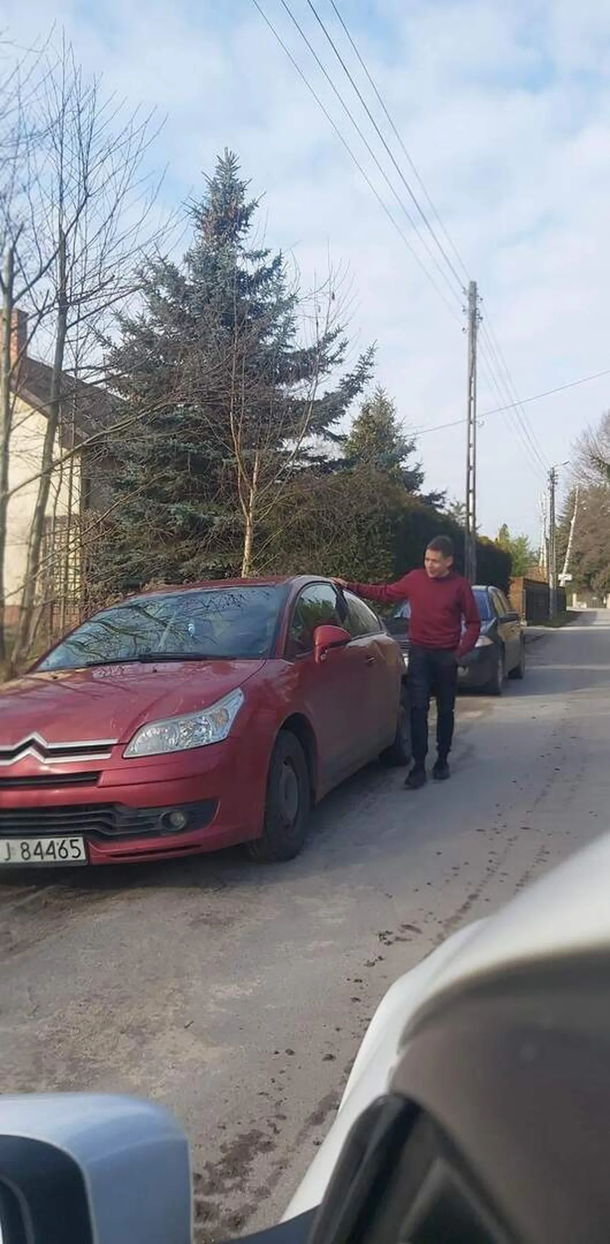 Jechal przedemną zajebał w krawężnik  i wpadł do rowu