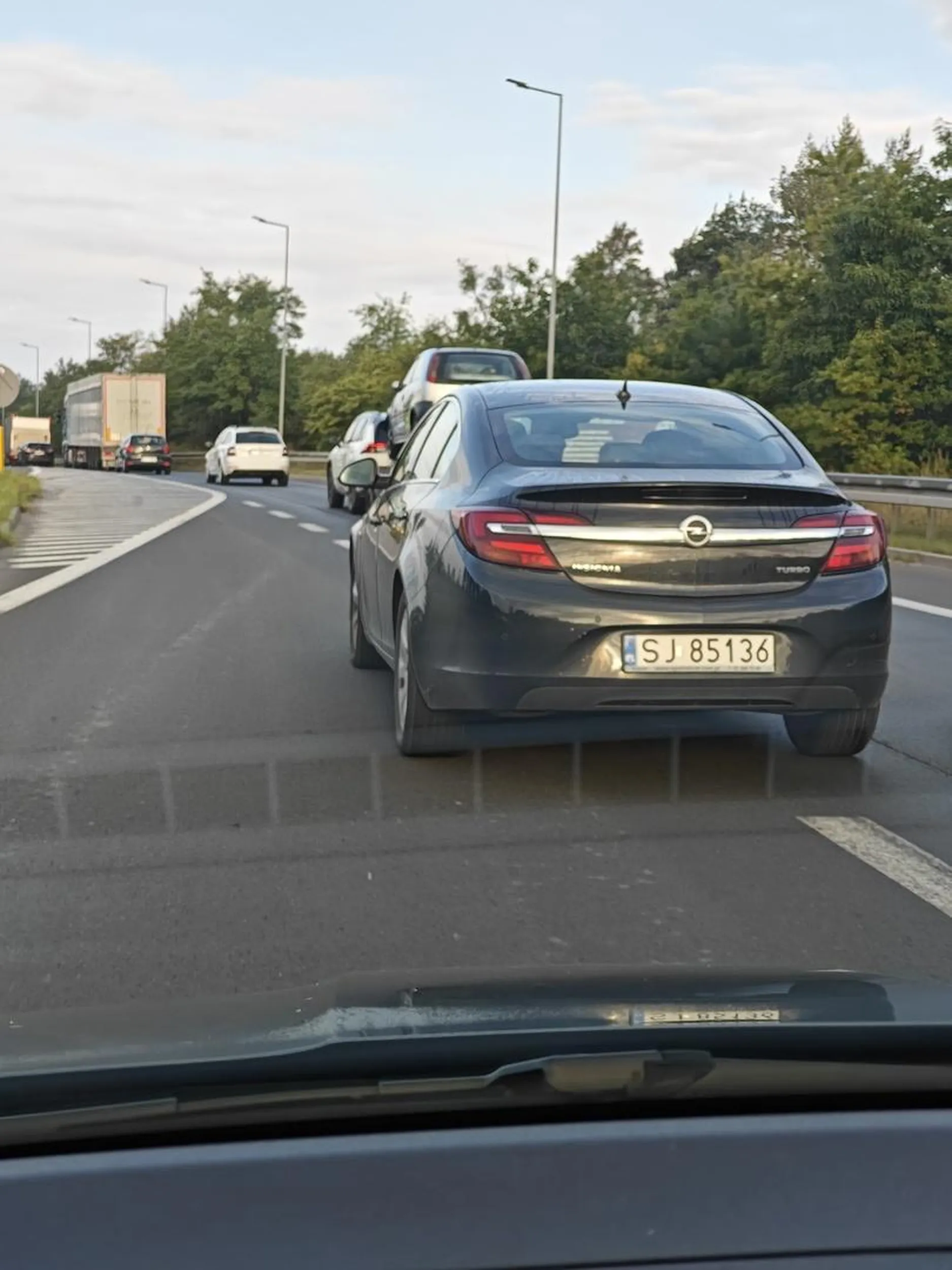 Szeryf, jedzie środkiem i zabrania jechać lewym pasem do końca, jeszcze bardziej zwiększając korek. Brak słów na takich baranów.