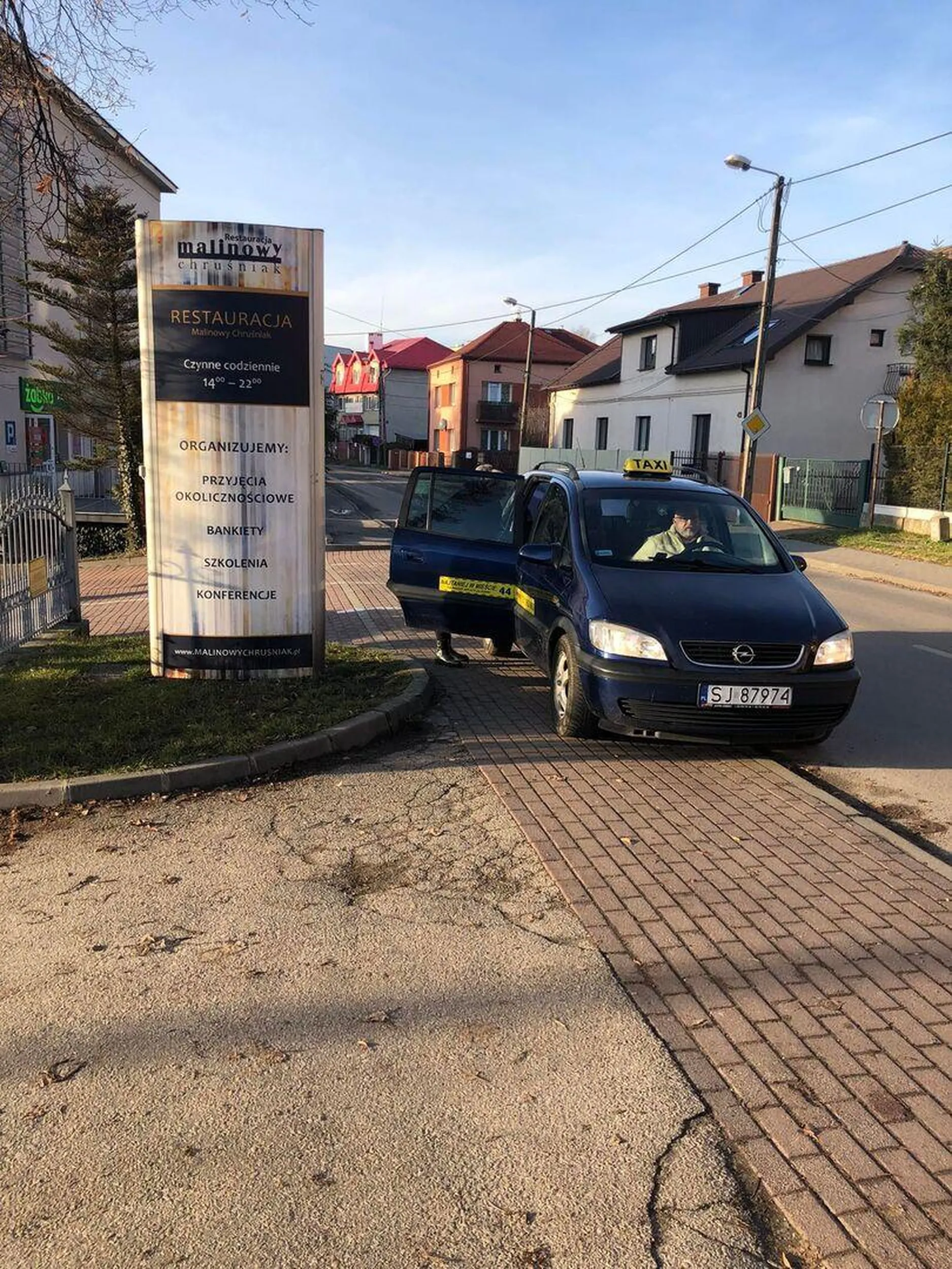 Zastawianie chodnika, gdzie miejsca do zaparkowania jest pełno. Ale wiadomo złotówa..