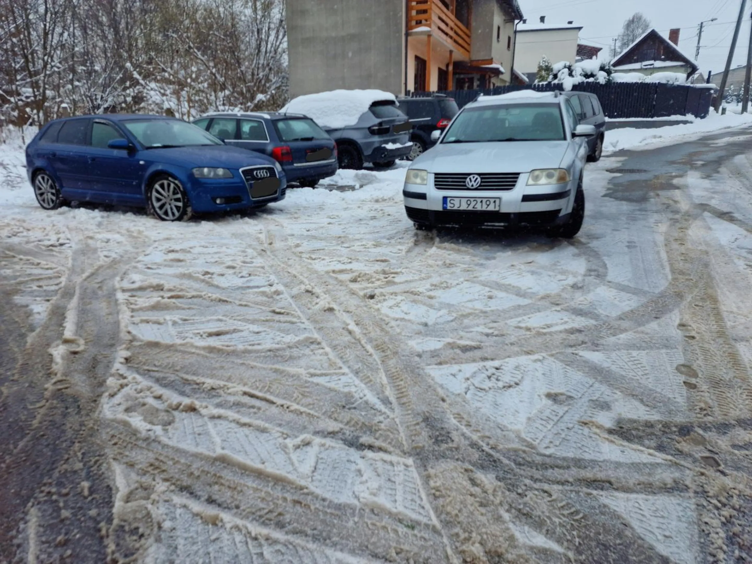 Zastawia samochody, stojac w połowie na ulicy, bo uważa, że ma prawo wszędzie parkować